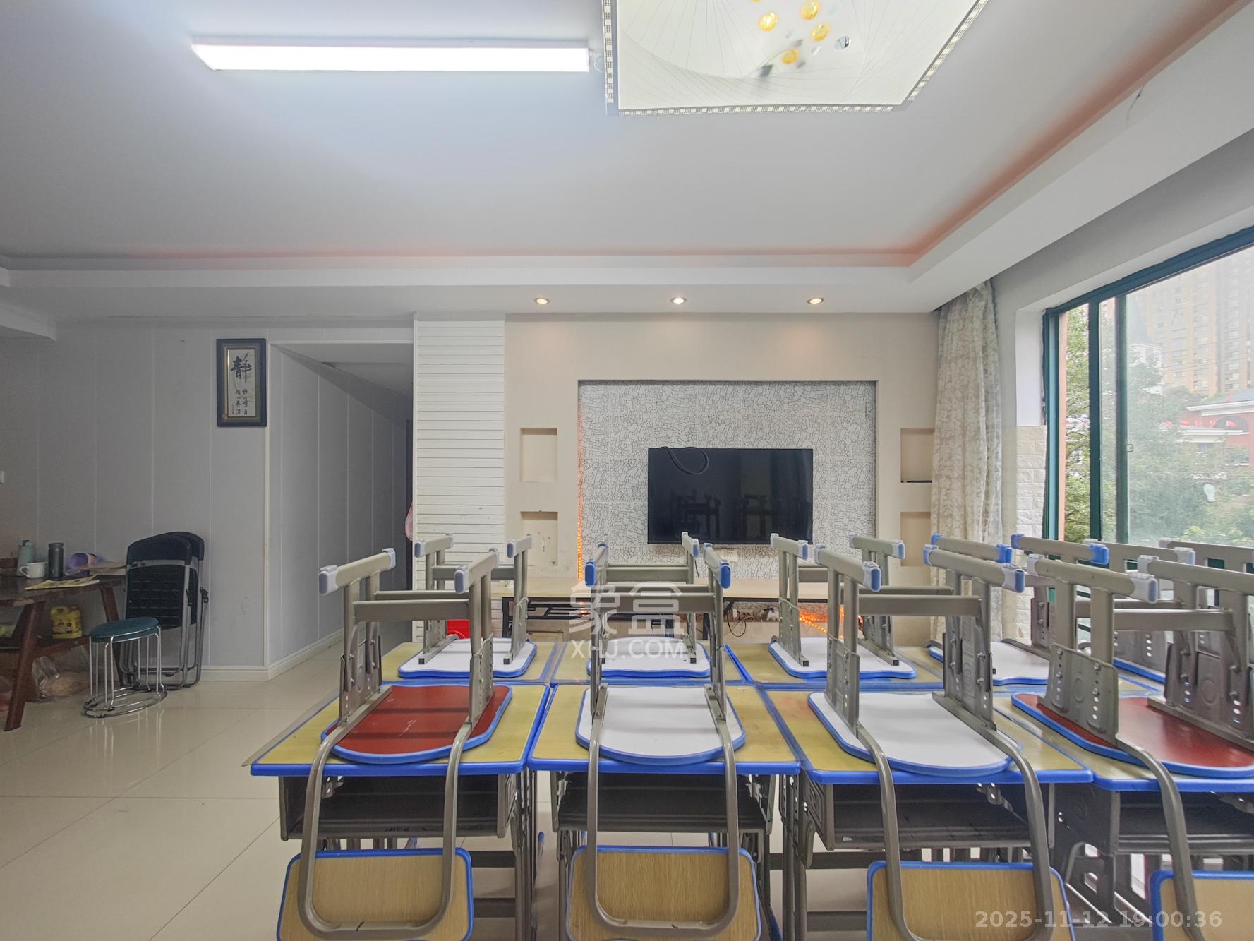 华盛世纪新城 4室2厅2卫 100.0万 华盛世纪新城 4室2厅2卫 100.0万客厅