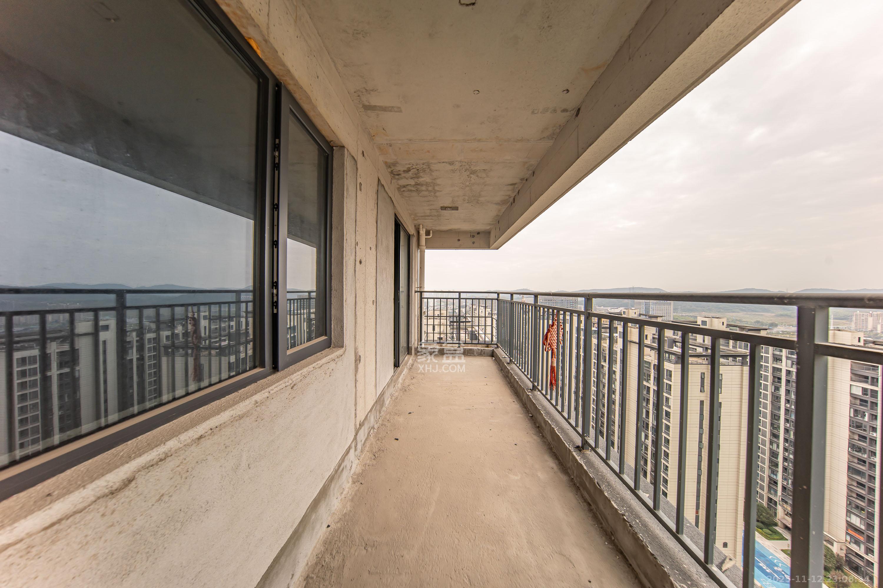 汉唐翰林府 3室2厅2卫 86.0万 汉唐翰林府 3室2厅2卫 86.0万阳台