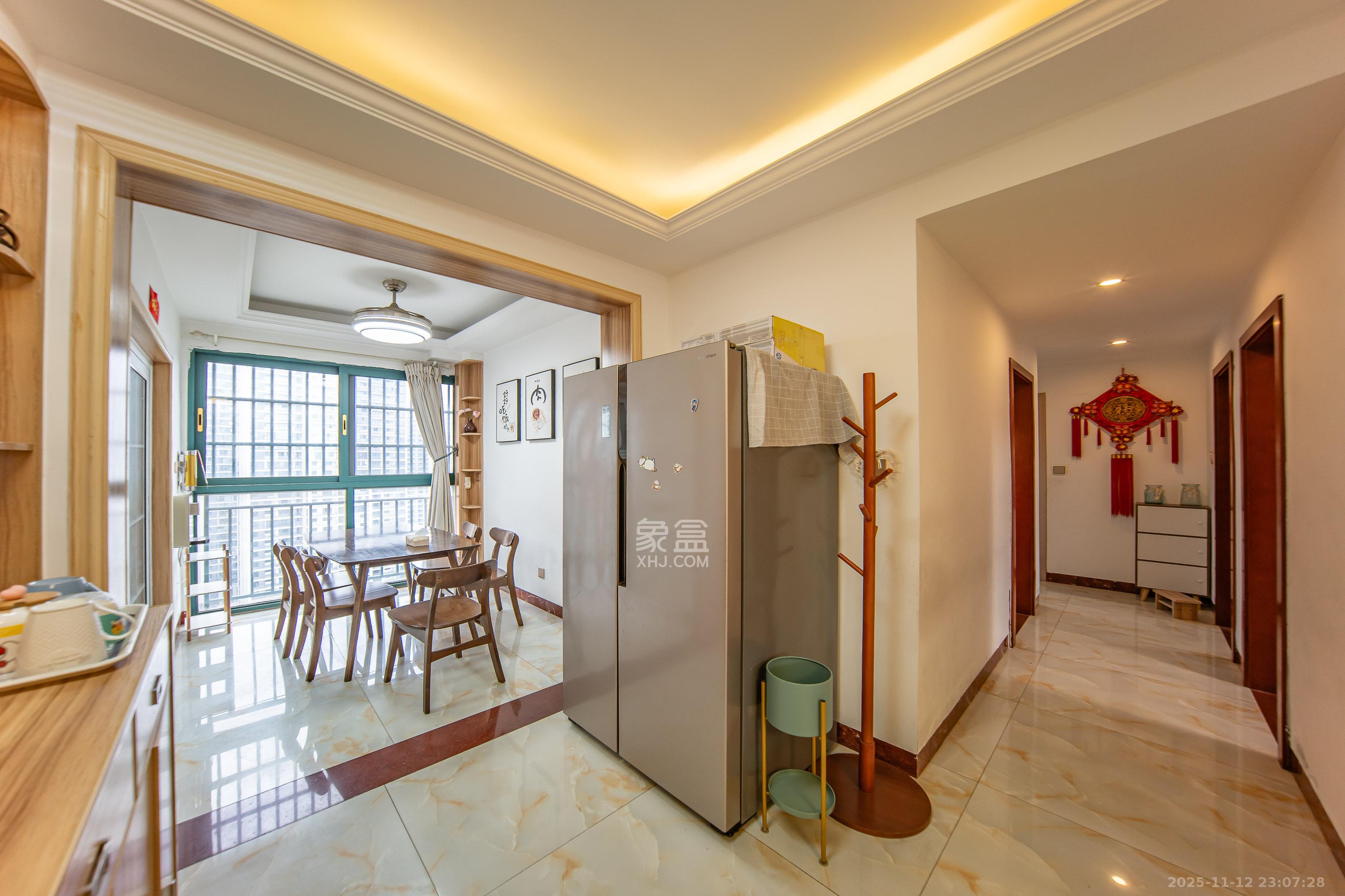 洋湖时代  4室2厅2卫    106.0万客厅