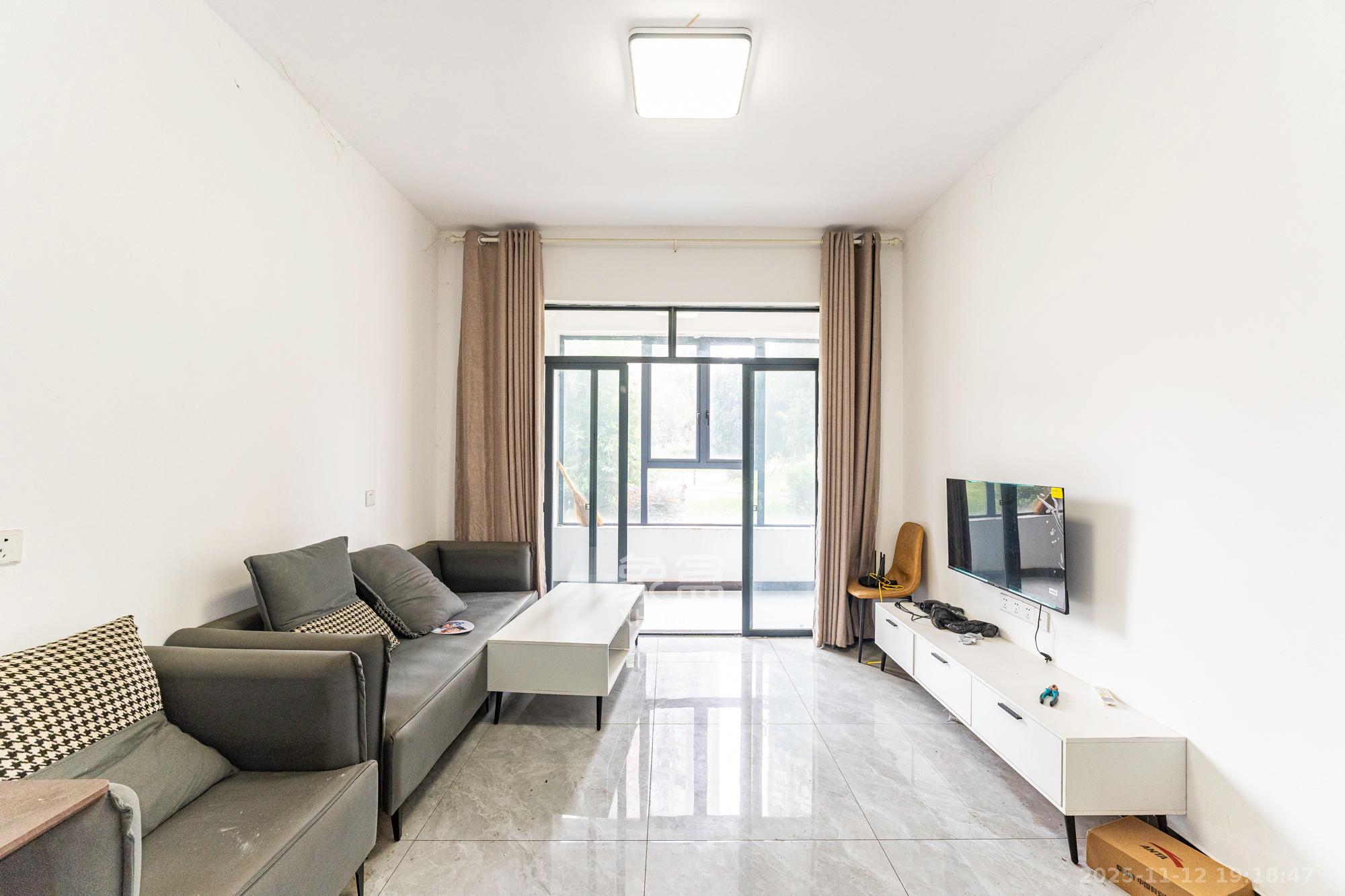 紫华郡 3室1厅1卫 40.0万 紫华郡 3室1厅1卫 40.0万客厅