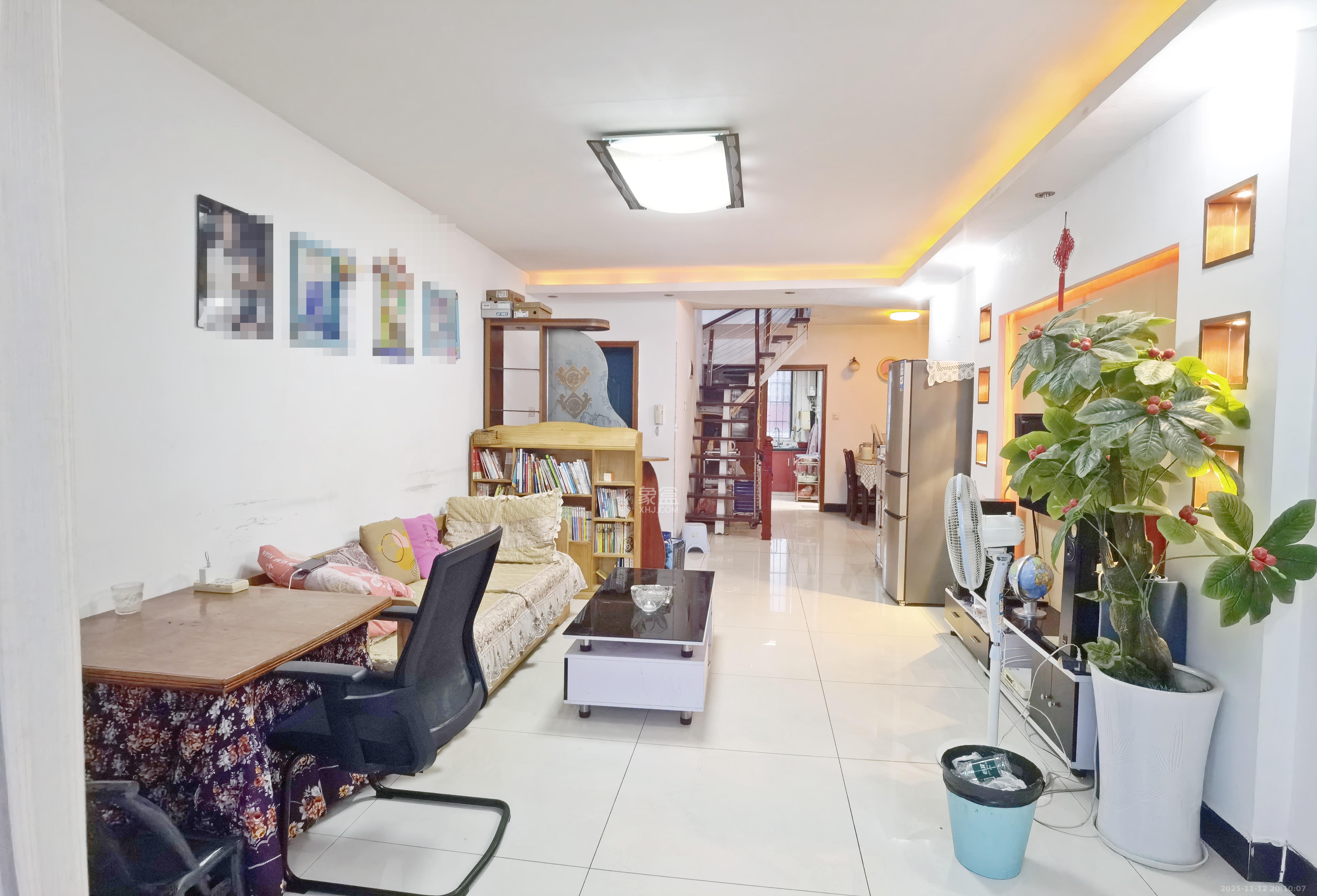 德润园  5室2厅1卫    72.0万客厅