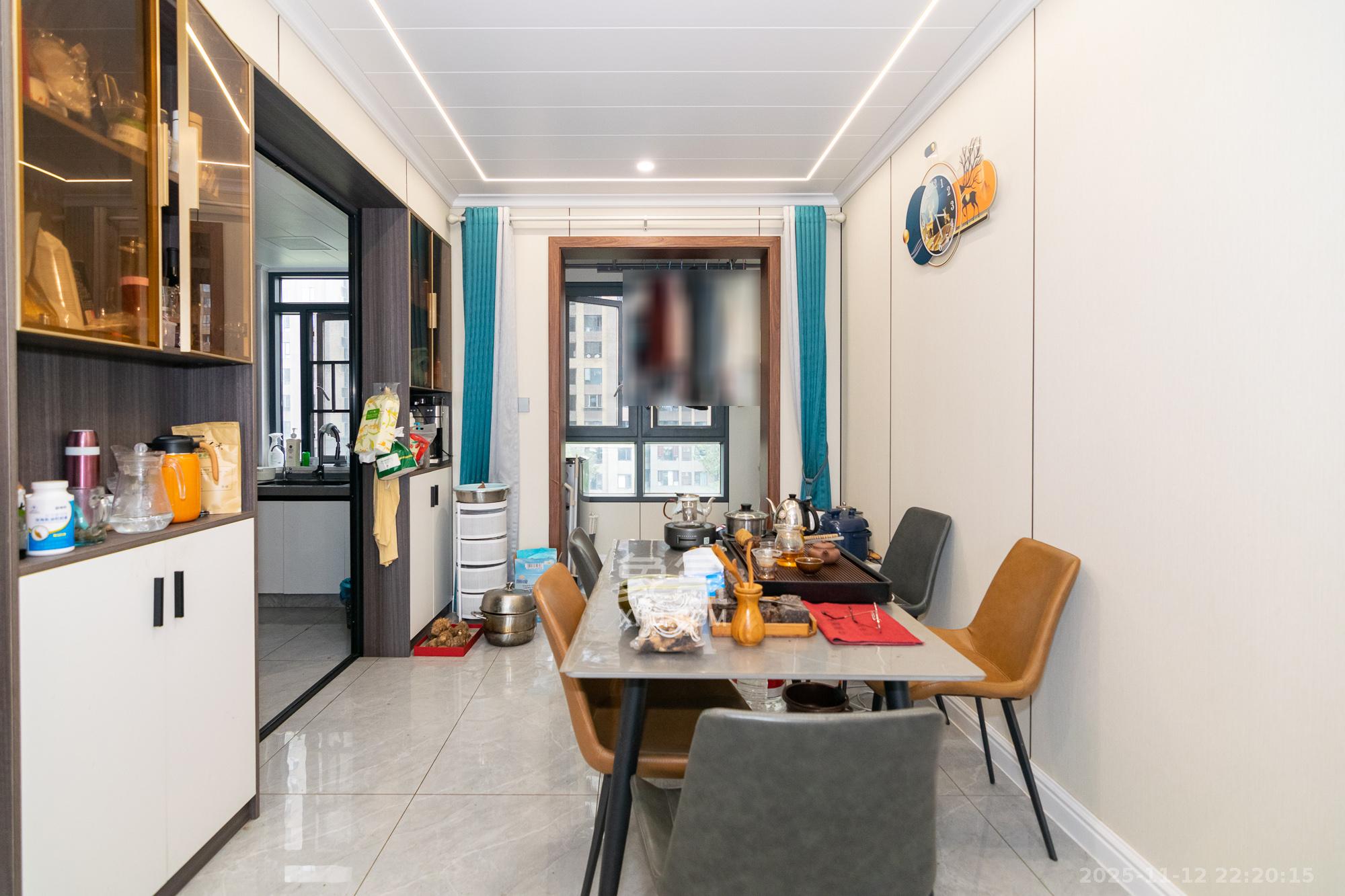 金地三千府(金地湖山樾、金地自在城) 4室3厅3卫 92.0万 金地三千府(金地湖山樾、金地自在城) 4室3厅3卫 92.0万客厅