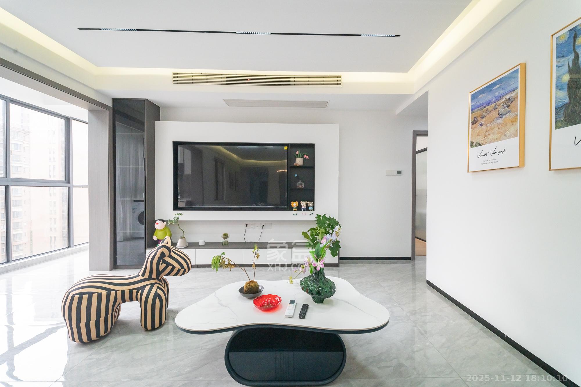 蓝山郡 4室2厅2卫 95.8万 蓝山郡 4室2厅2卫 95.8万客厅