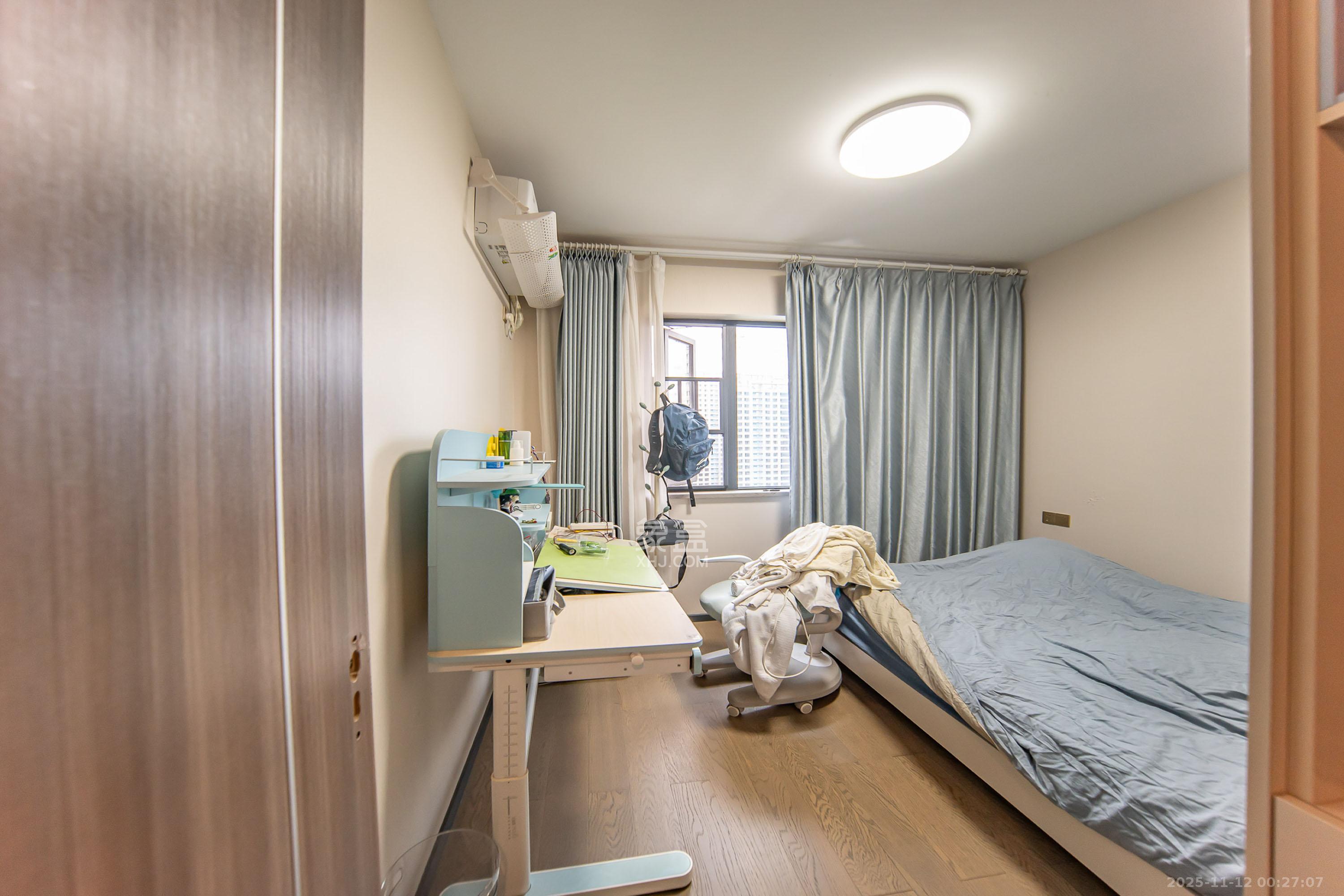 中海阅麓山一期  4室2厅2卫    220.0万卧室