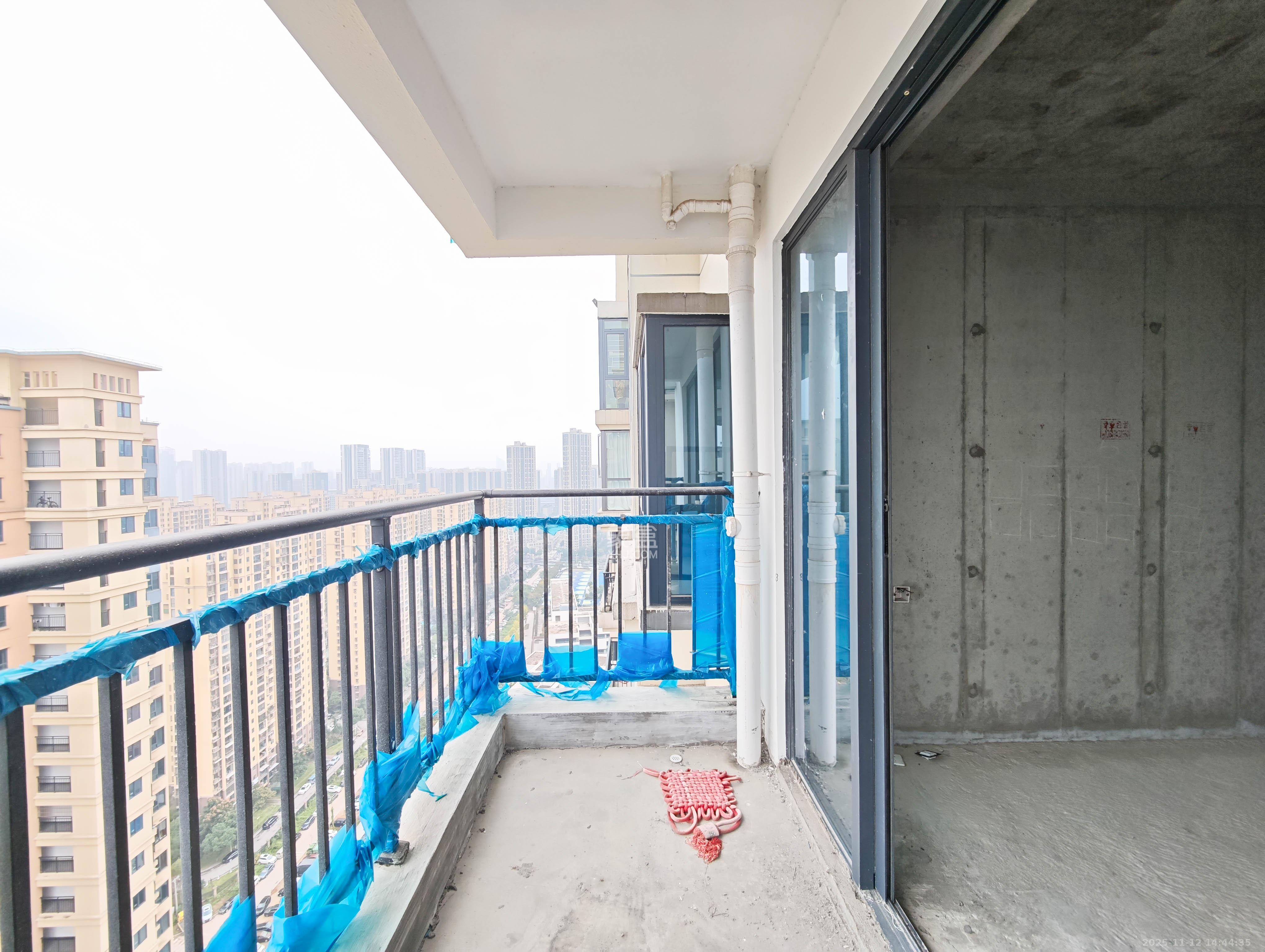 伊景园滨河苑 3室2厅2卫 75.0万 伊景园滨河苑 3室2厅2卫 75.0万阳台