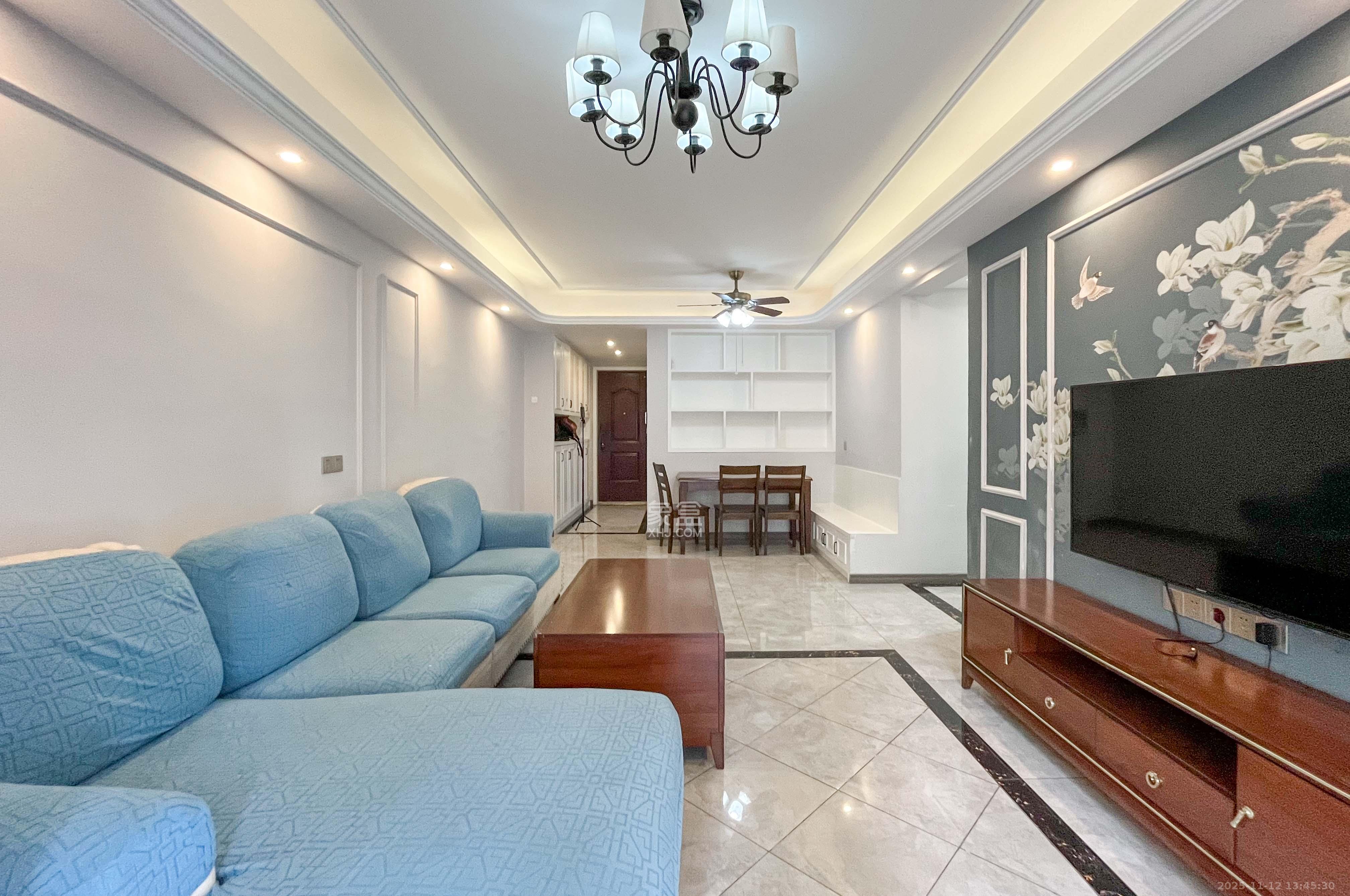 卓越浅水湾  3室2厅2卫    140.0万客厅