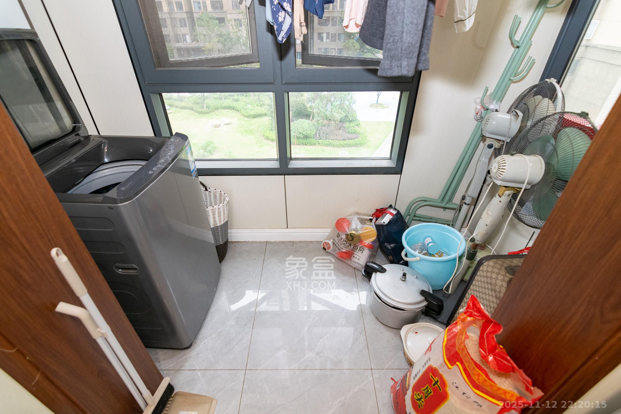 金地三千府(金地湖山樾、金地自在城) 4室3厅3卫 92.0万 金地三千府(金地湖山樾、金地自在城) 4室3厅3卫 92.0万阳台