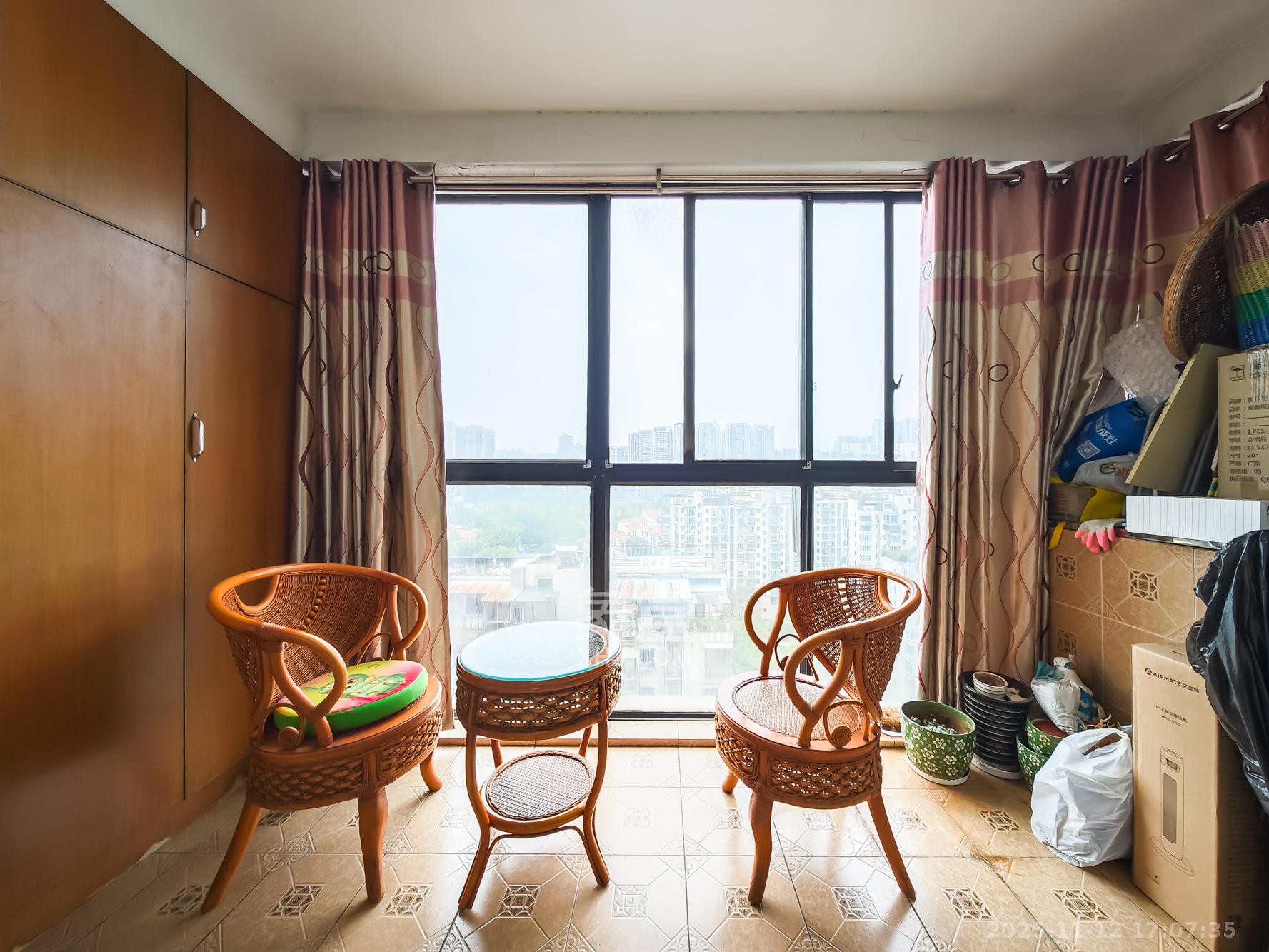 山语城一期 3室2厅2卫 98.0万 山语城一期 3室2厅2卫 98.0万阳台