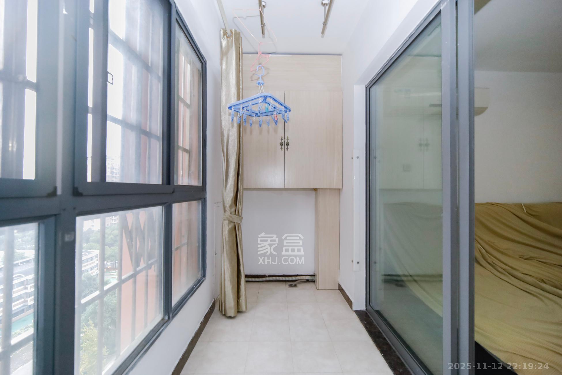 上海城小区  3室2厅2卫    88.0万阳台