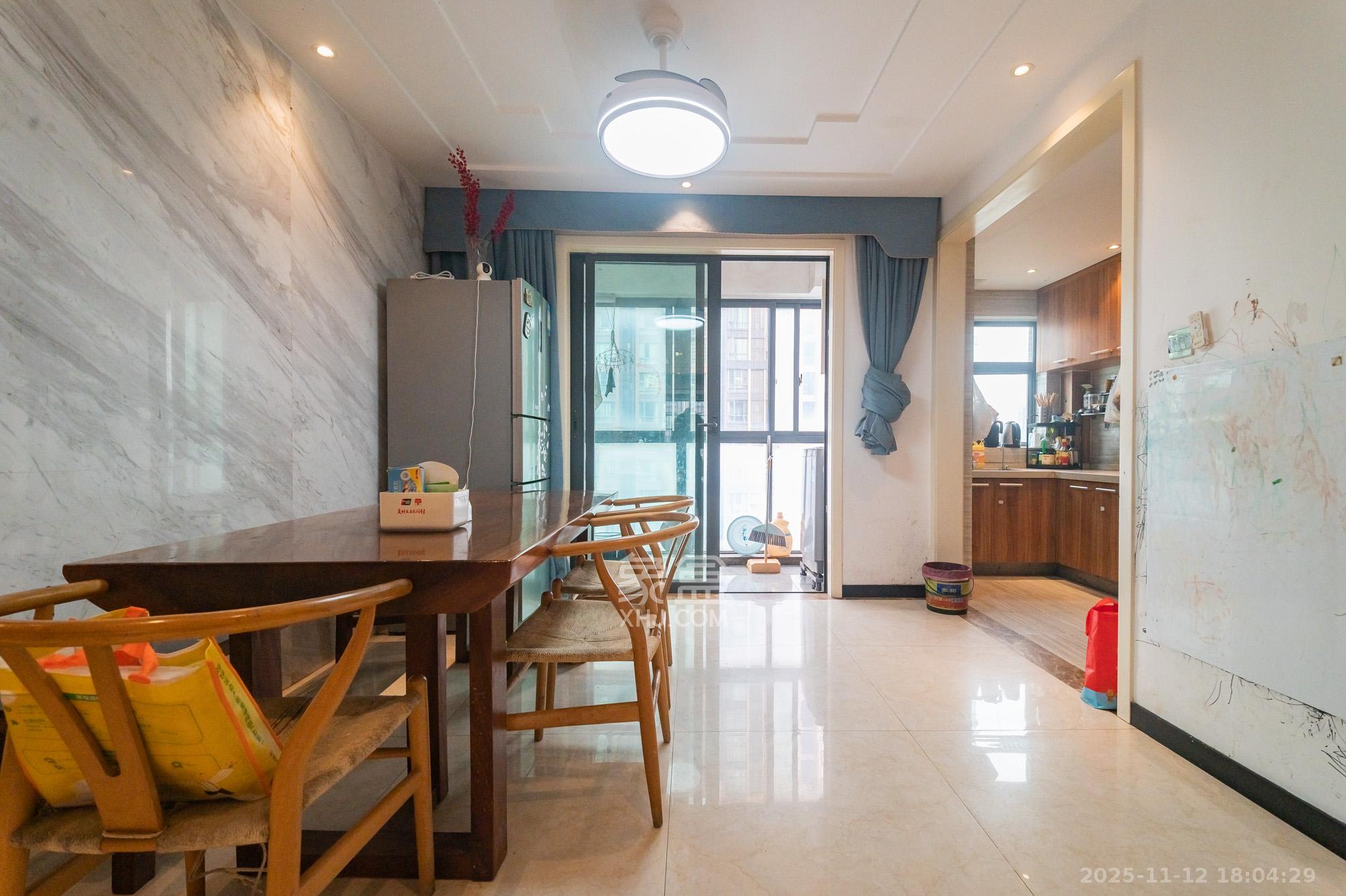 海伦春天  3室2厅2卫    79.8万客厅