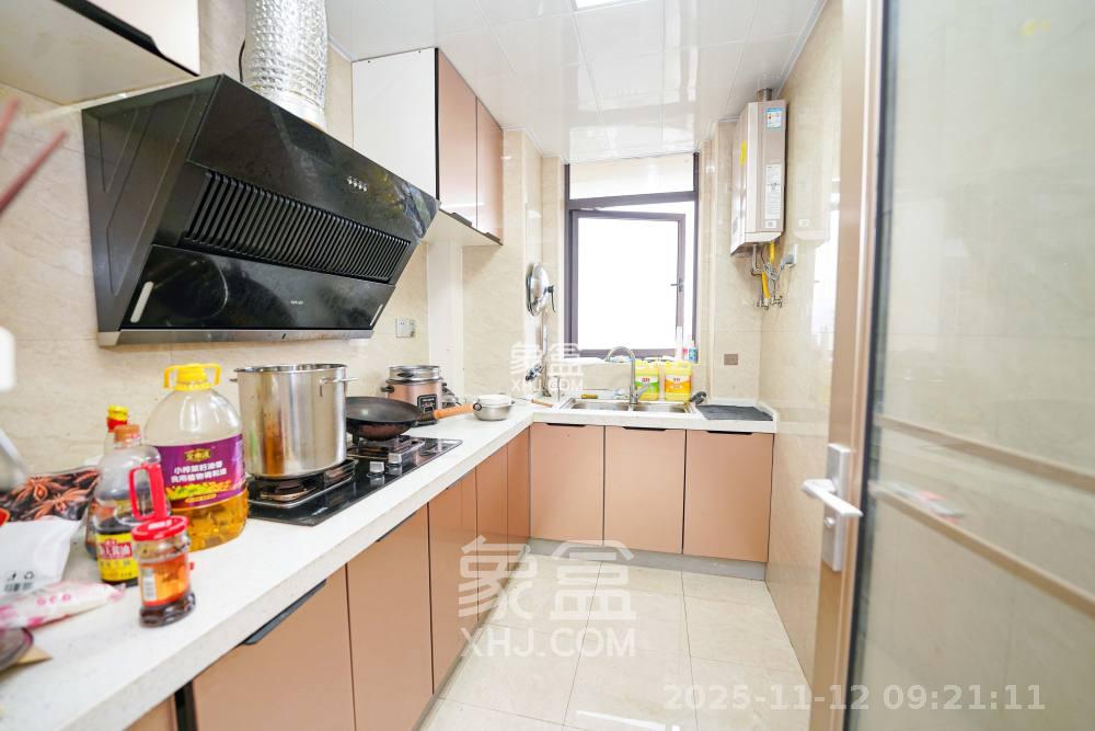 绿地新都会  3室2厅2卫    2300.0元/月室内图