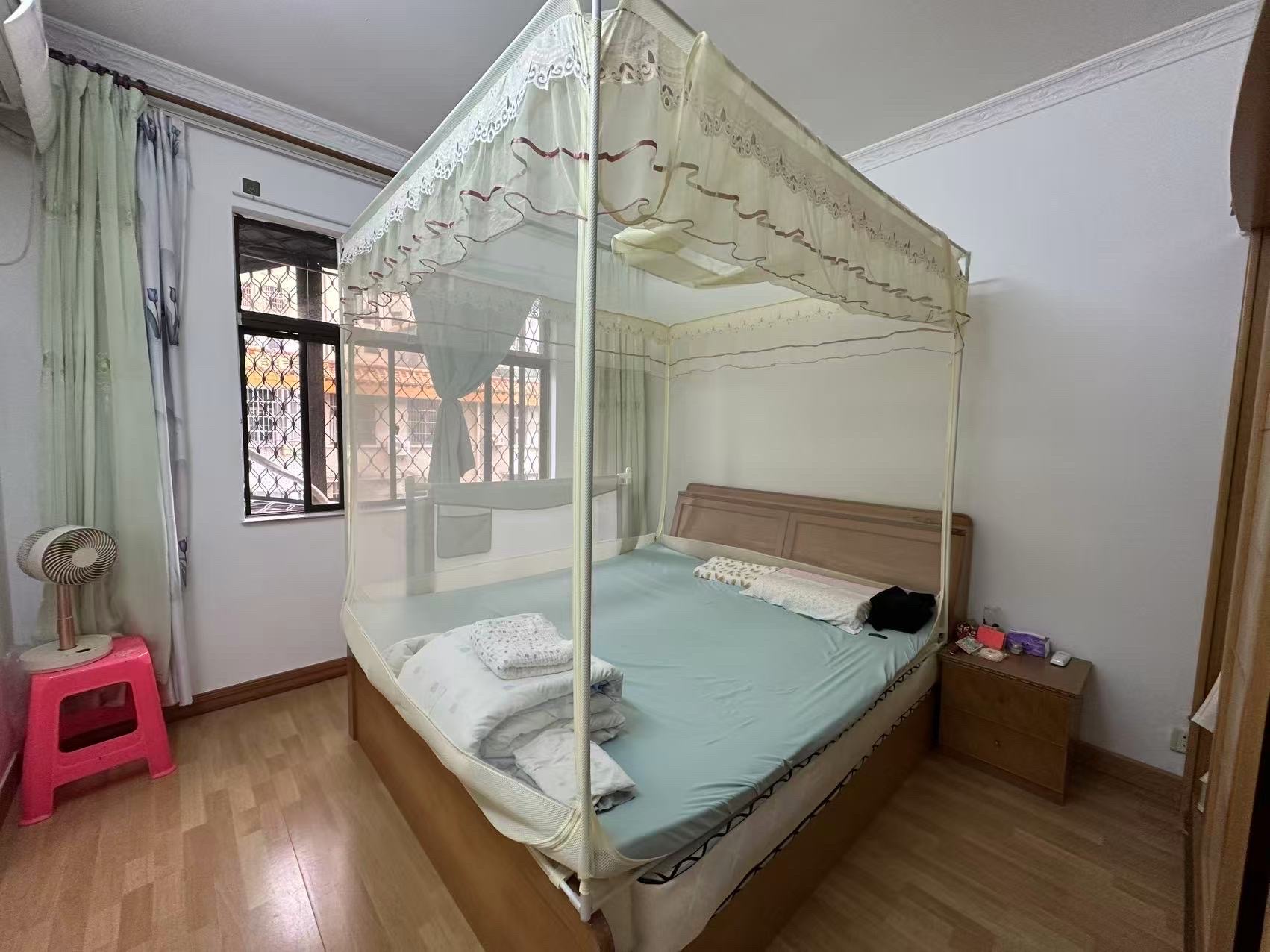 国贸大院  3室2厅2卫    86.0万客厅