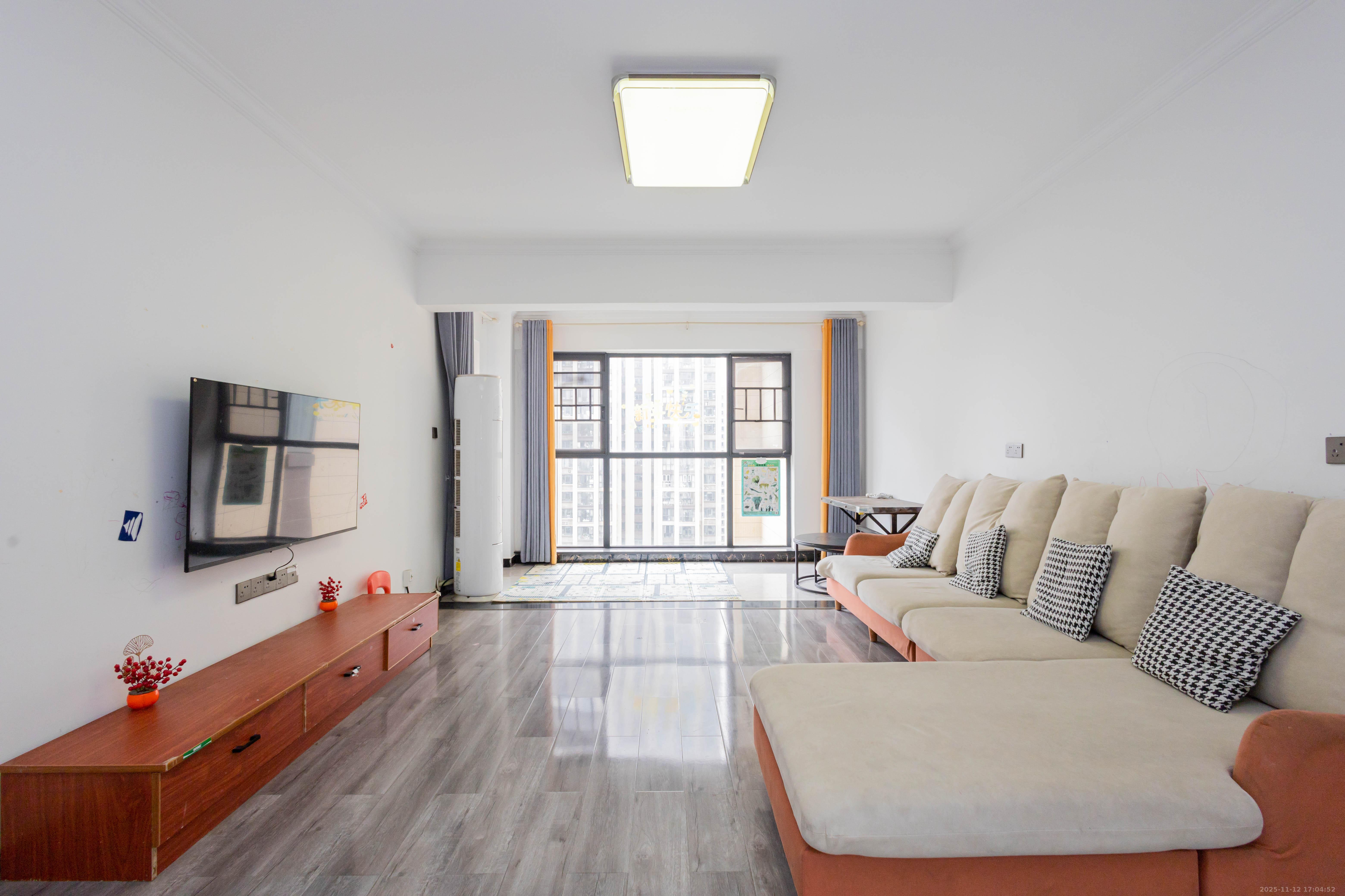 中交中央公园D4区  4室2厅2卫    148.0万客厅