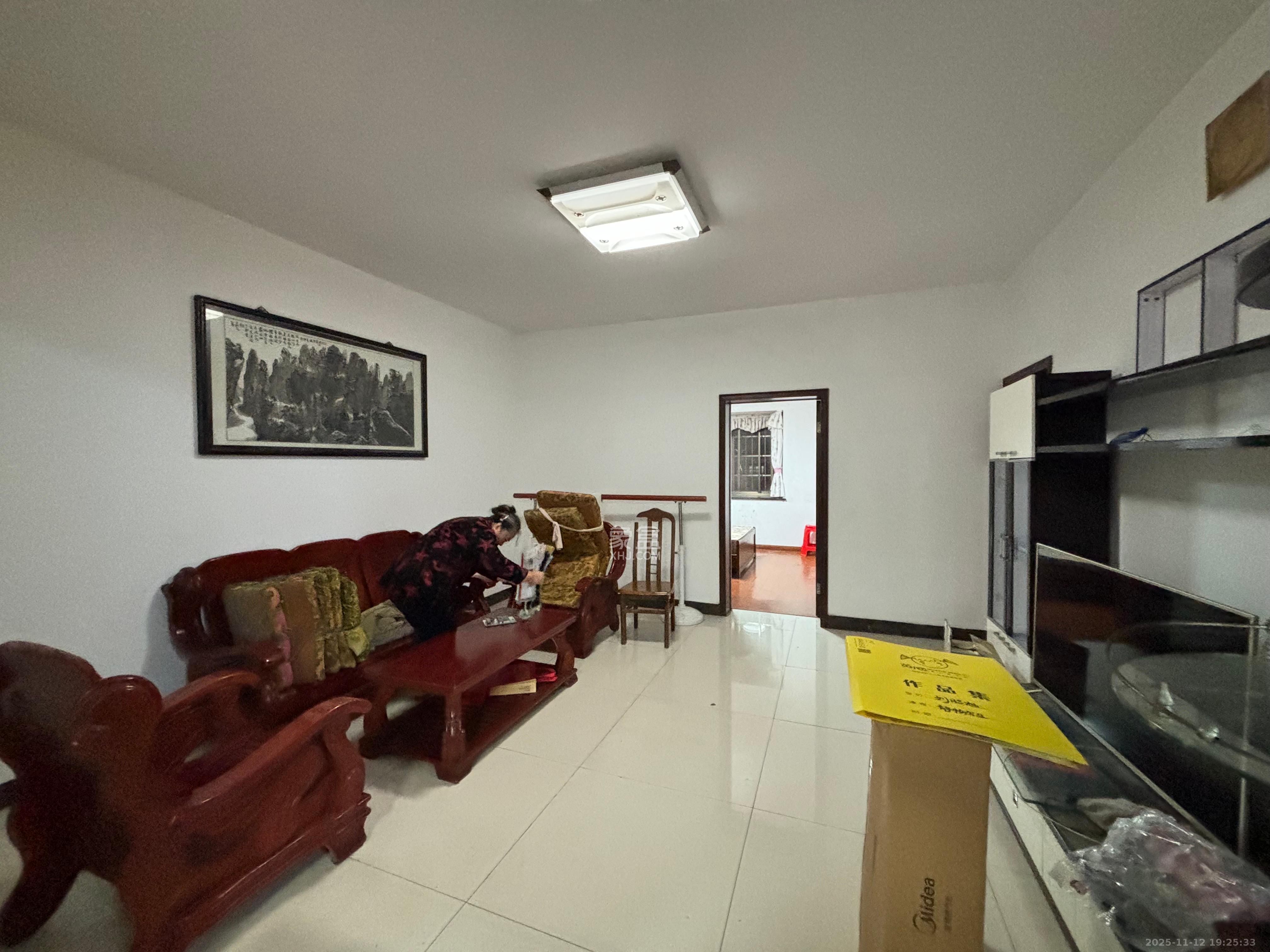 岳北社区  3室1厅2卫    2400.0元/月室内图