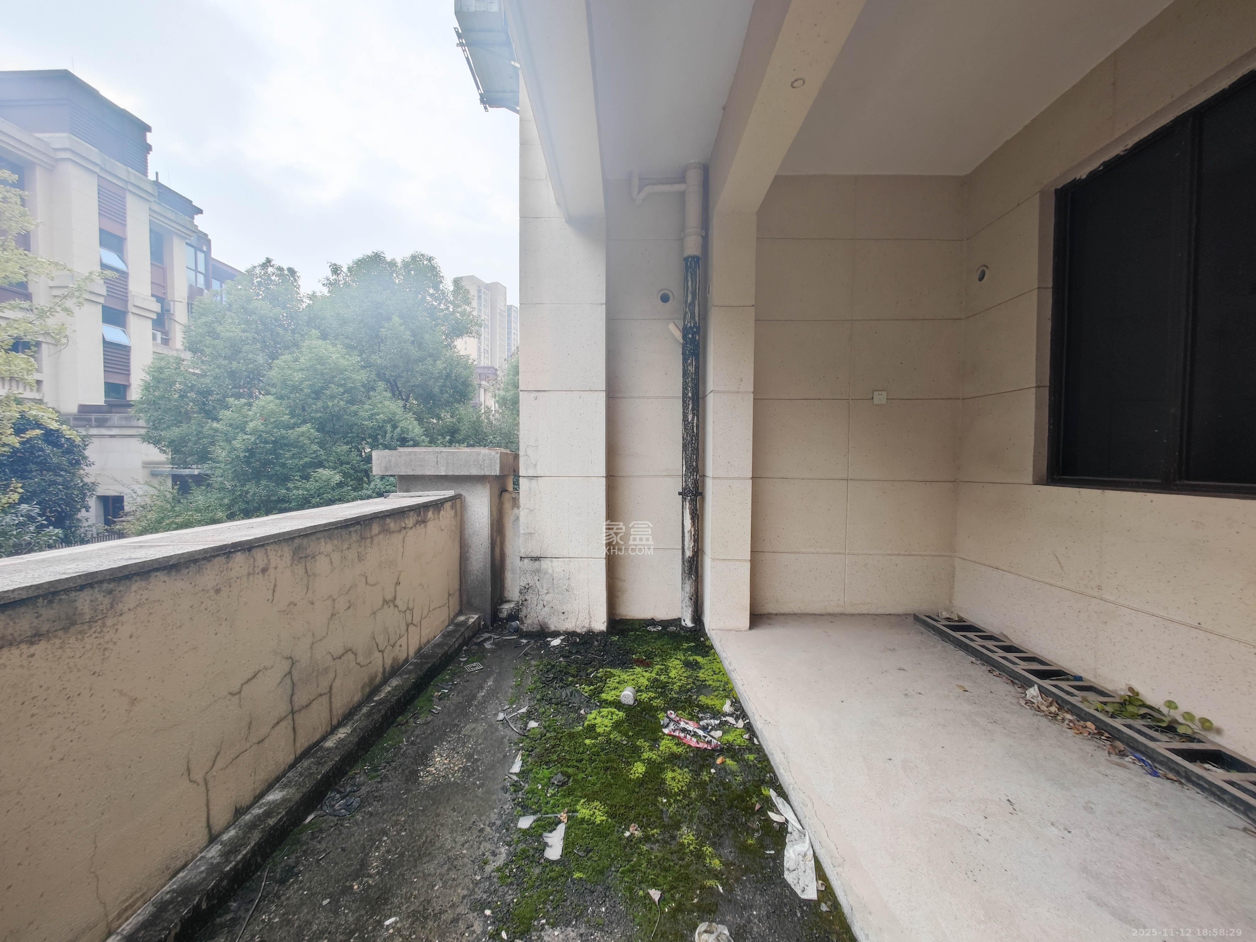 欧莱雅郡 4室2厅2卫 148.0万 欧莱雅郡 4室2厅2卫 148.0万阳台