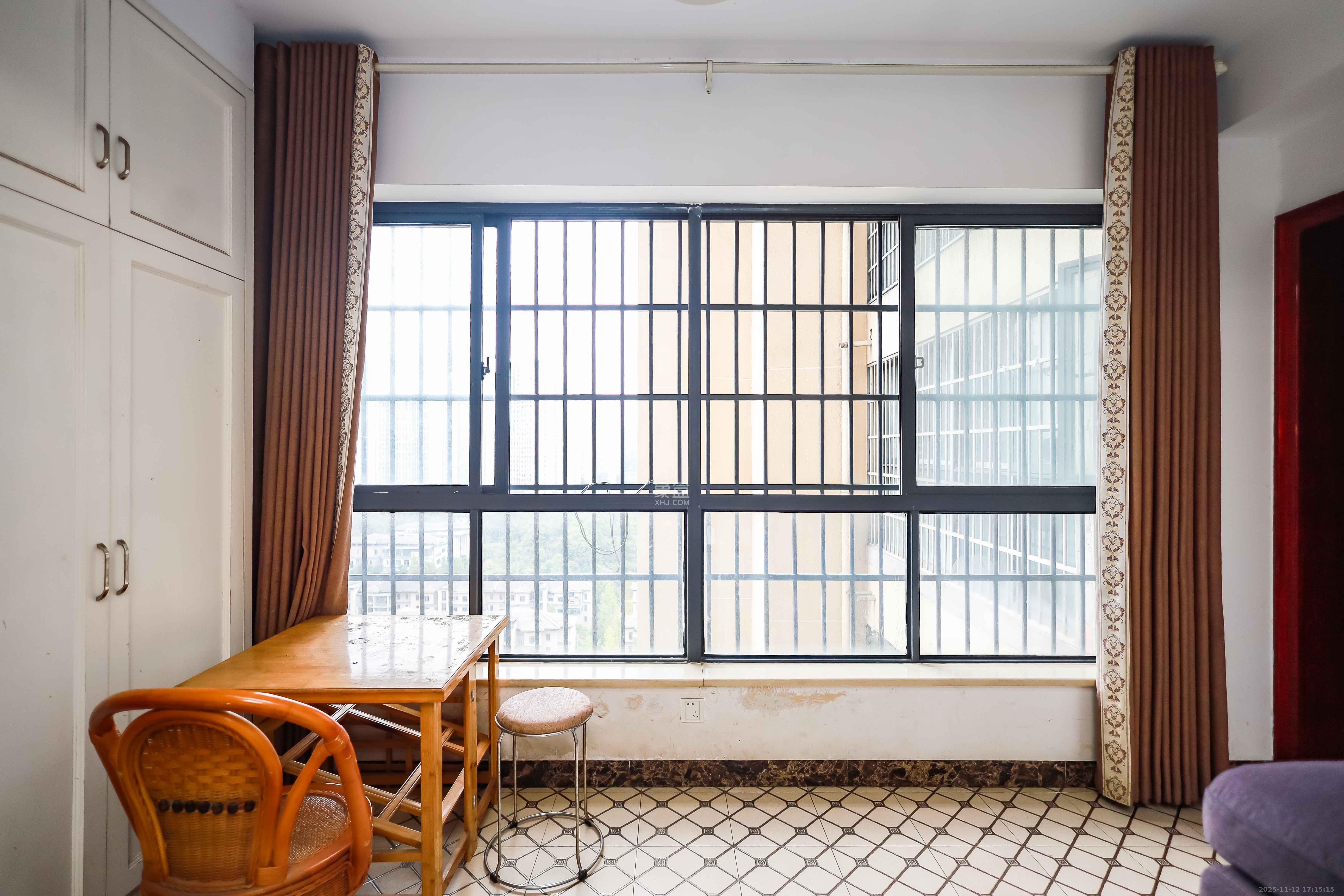 天麓尚层  4室2厅2卫    98.0万阳台