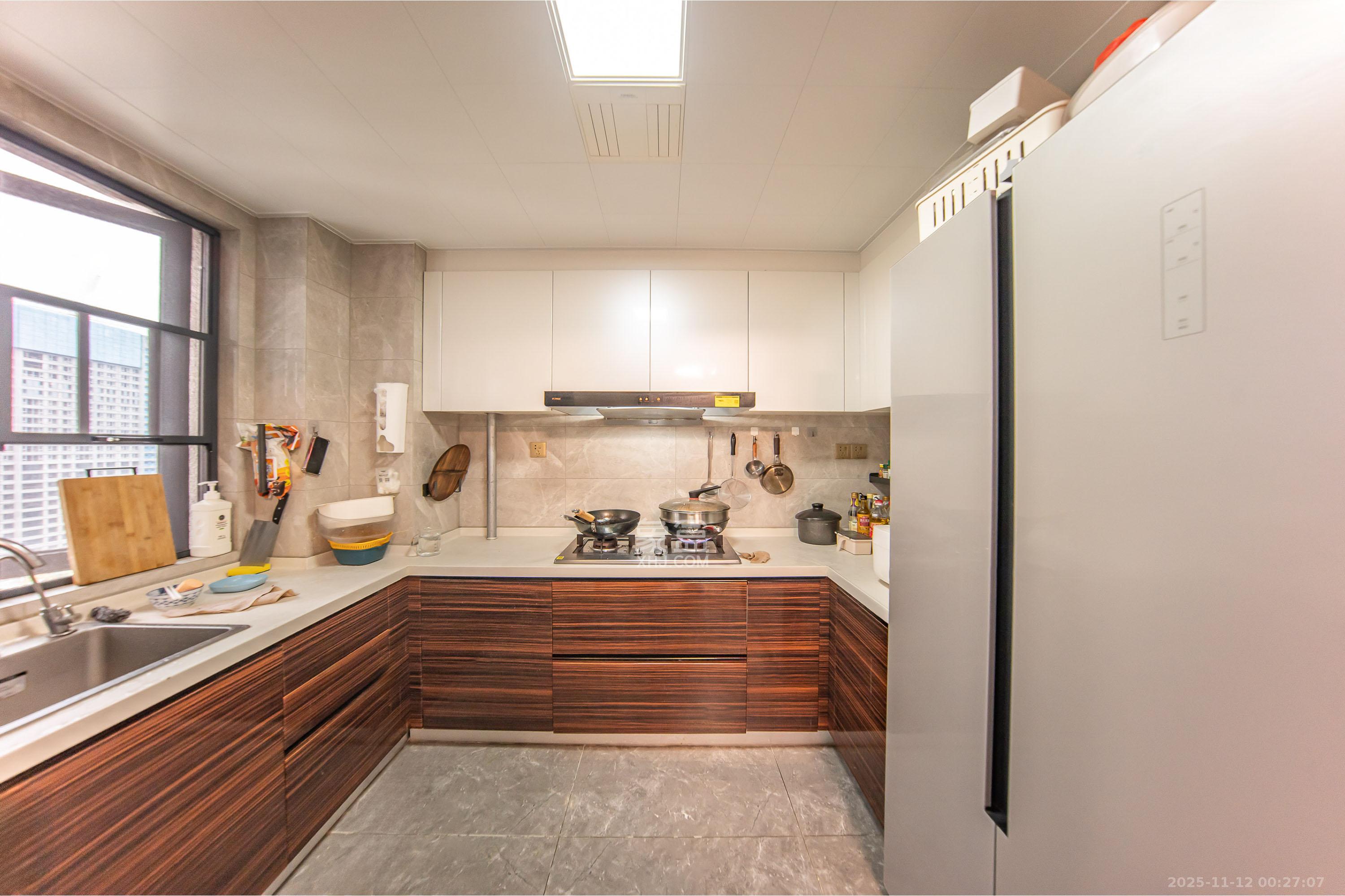 中海阅麓山一期  4室2厅2卫    220.0万厨房