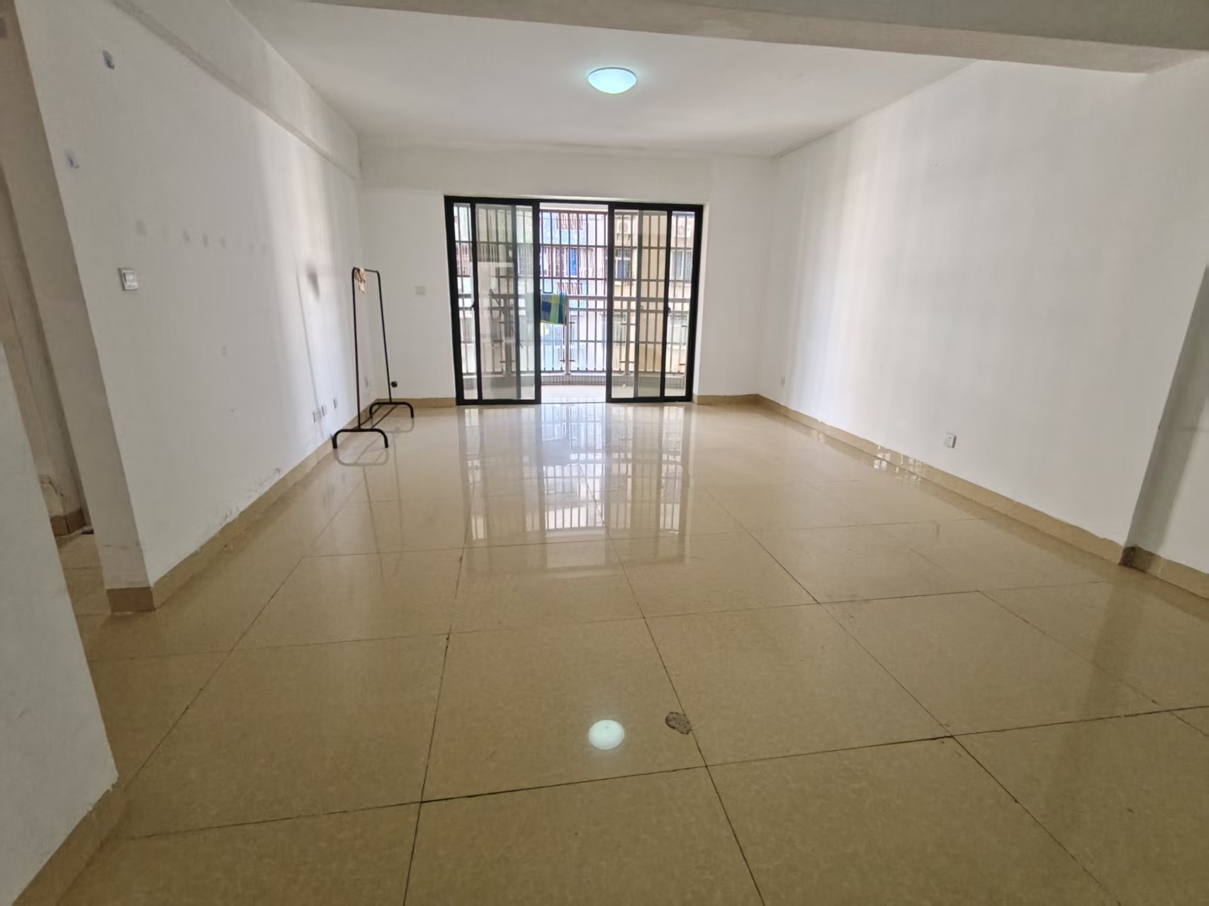 海南医学院第二附属医院职工宿舍区 4室2厅2卫 2800.0元/月 海南医学院第二附属医院职工宿舍区 4室2厅2卫 2800.0元/月户型图