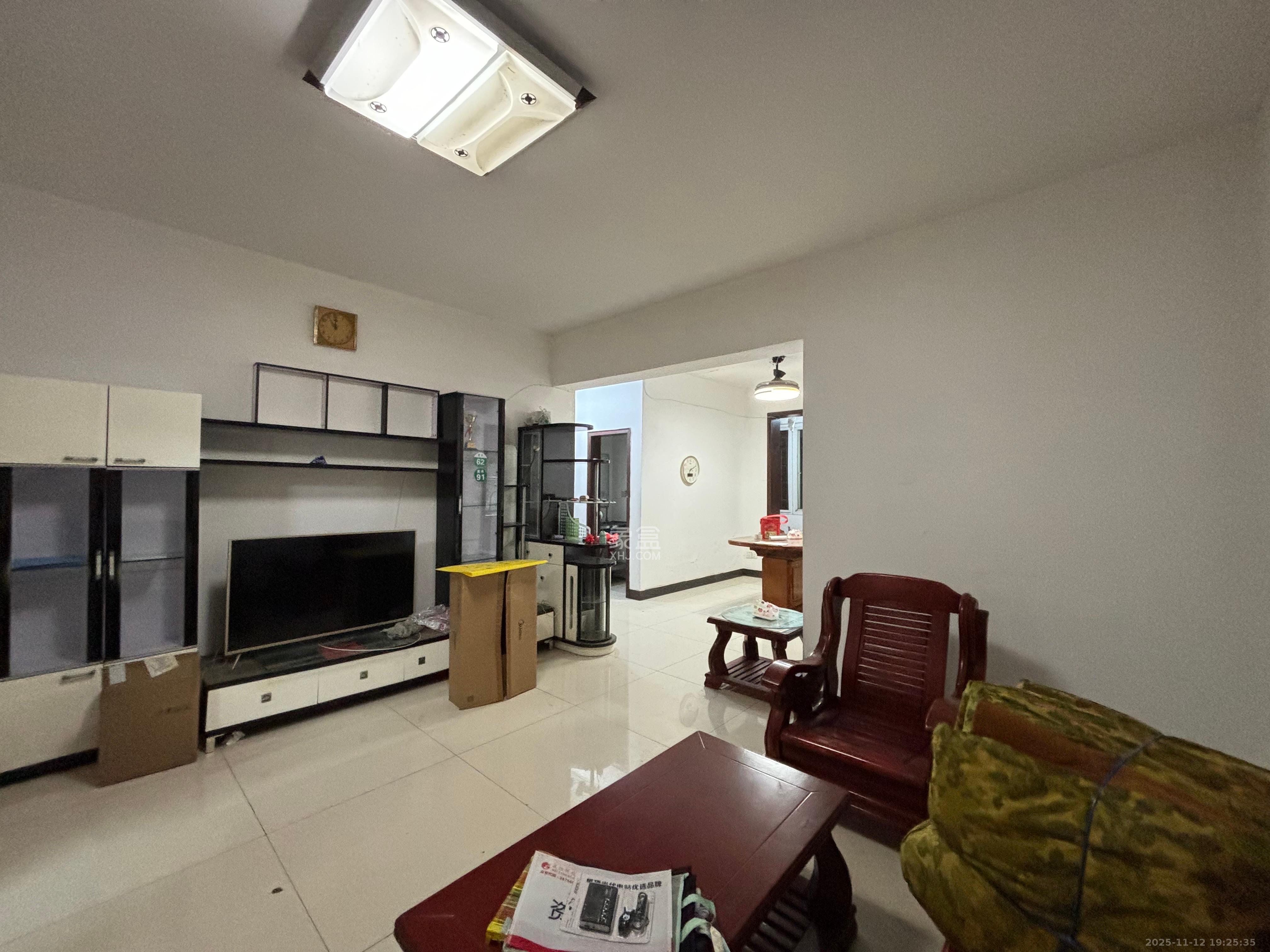 岳北社区 3室1厅2卫 2400.0元/月 岳北社区 3室1厅2卫 2400.0元/月室内图