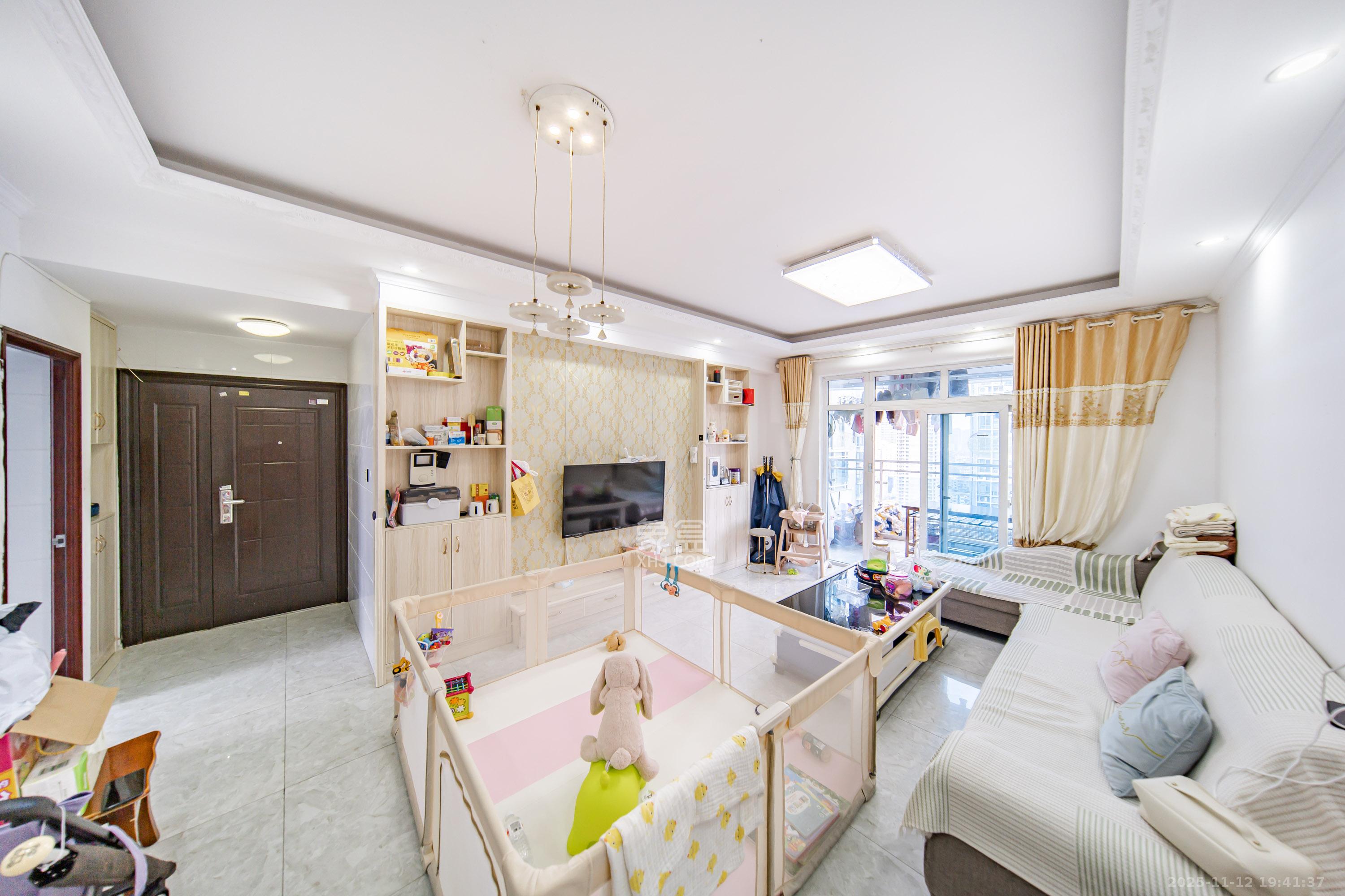 凯乐国际城 2室2厅1卫 102.0万 凯乐国际城 2室2厅1卫 102.0万客厅