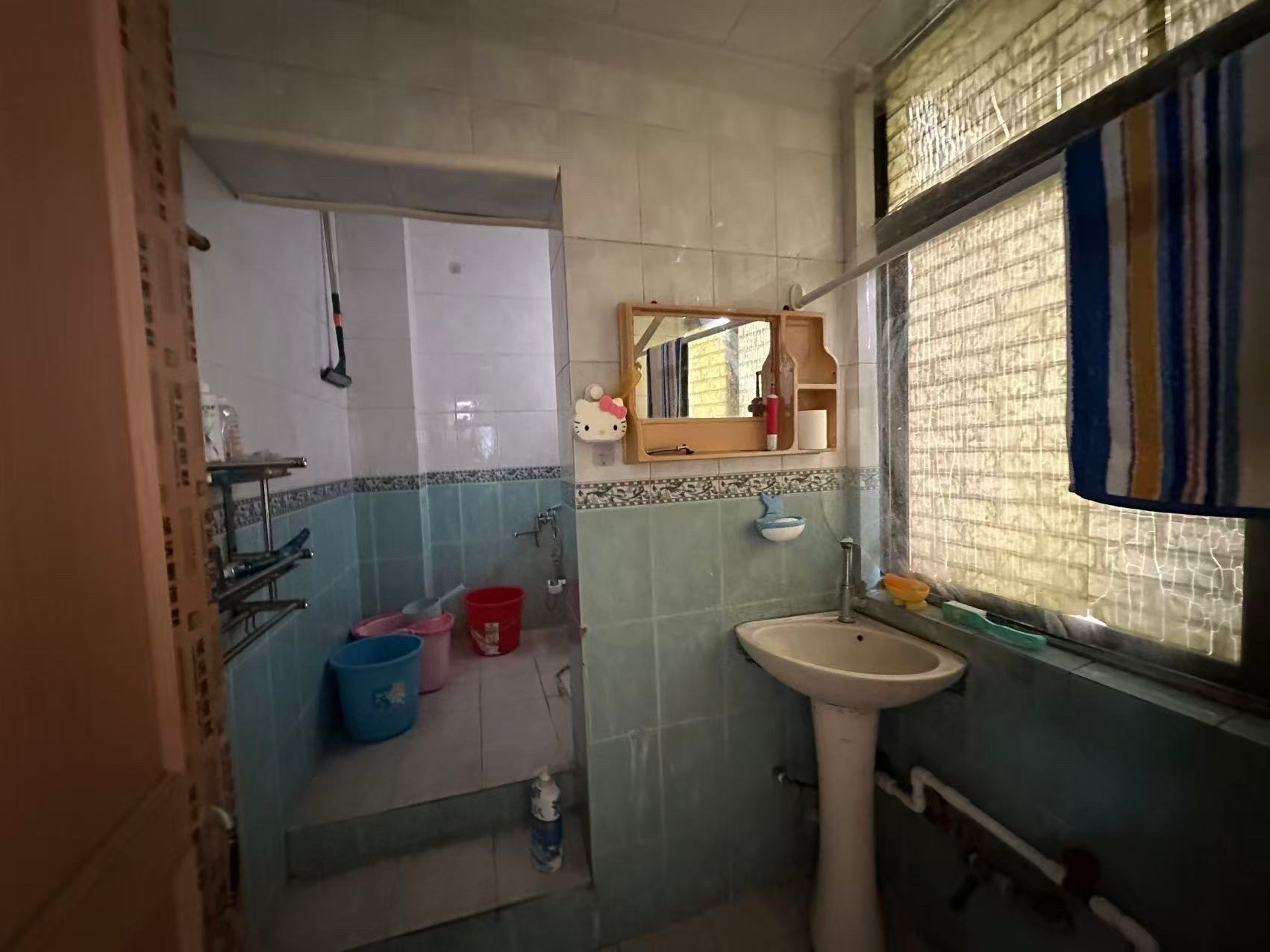 国贸大院  3室2厅2卫    86.0万客厅