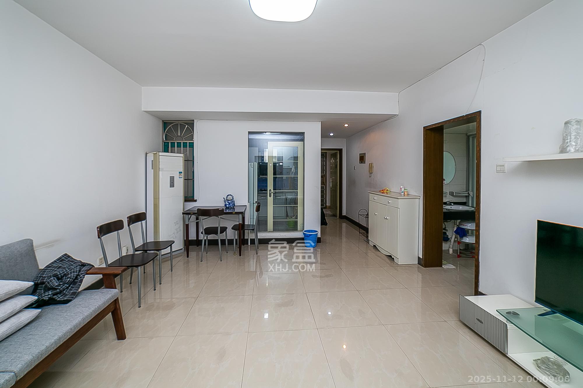 白沙花园  2室2厅2卫    56.0万客厅