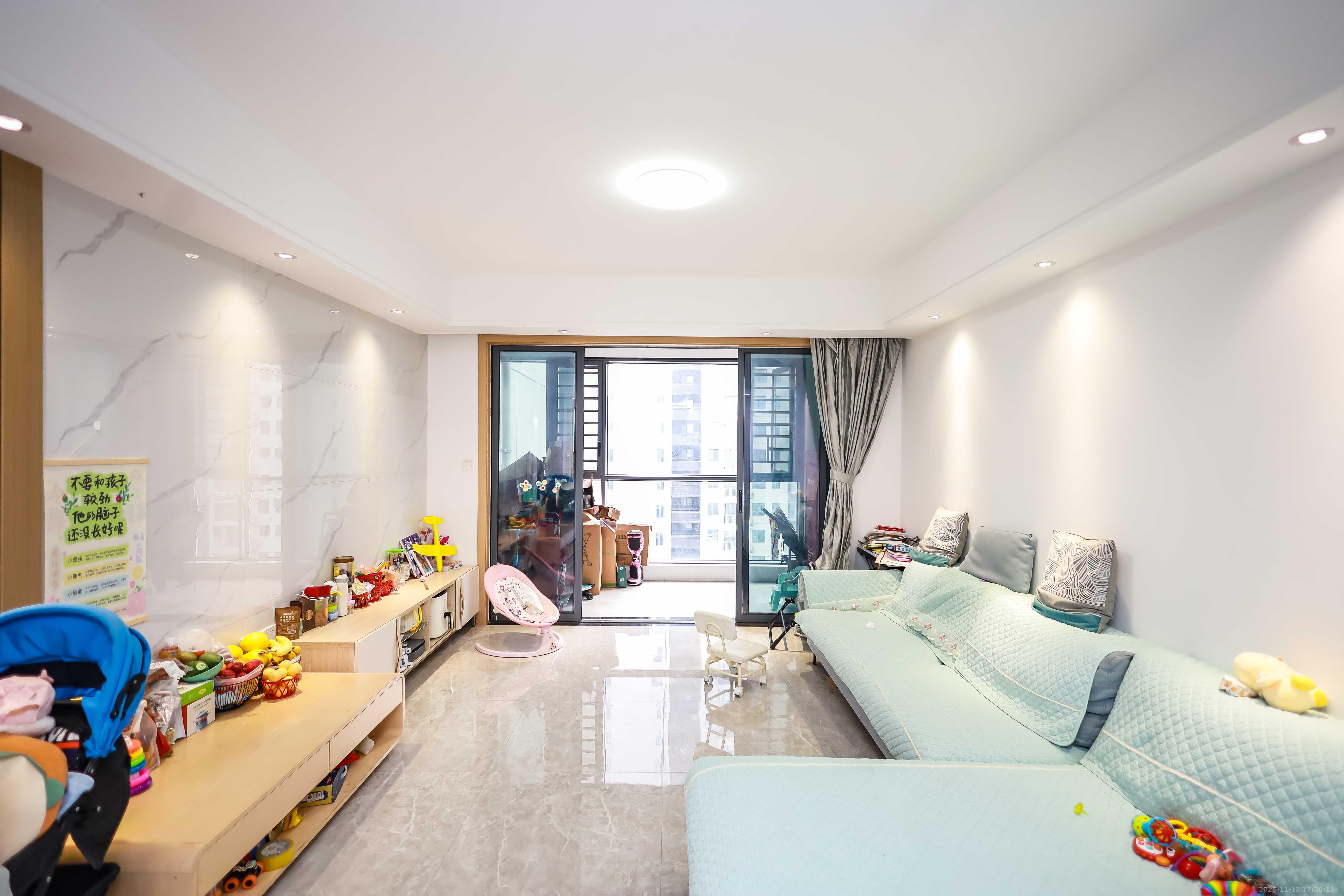 麓谷山湖郡 4室2厅2卫 121.0万 麓谷山湖郡 4室2厅2卫 121.0万客厅