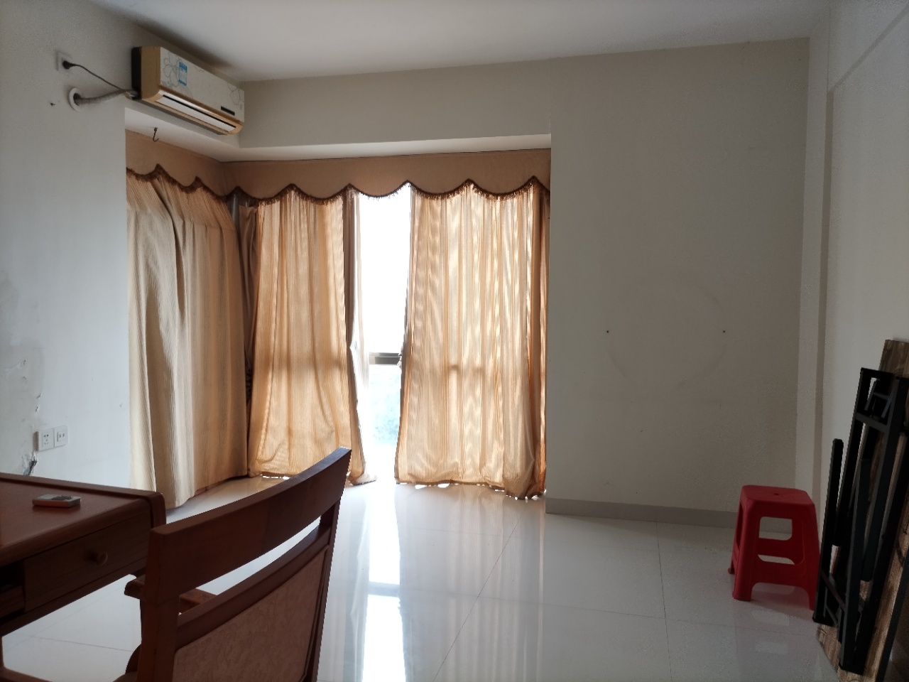 金鹿公寓 4室2厅2卫 159.0万 金鹿公寓 4室2厅2卫 159.0万客厅