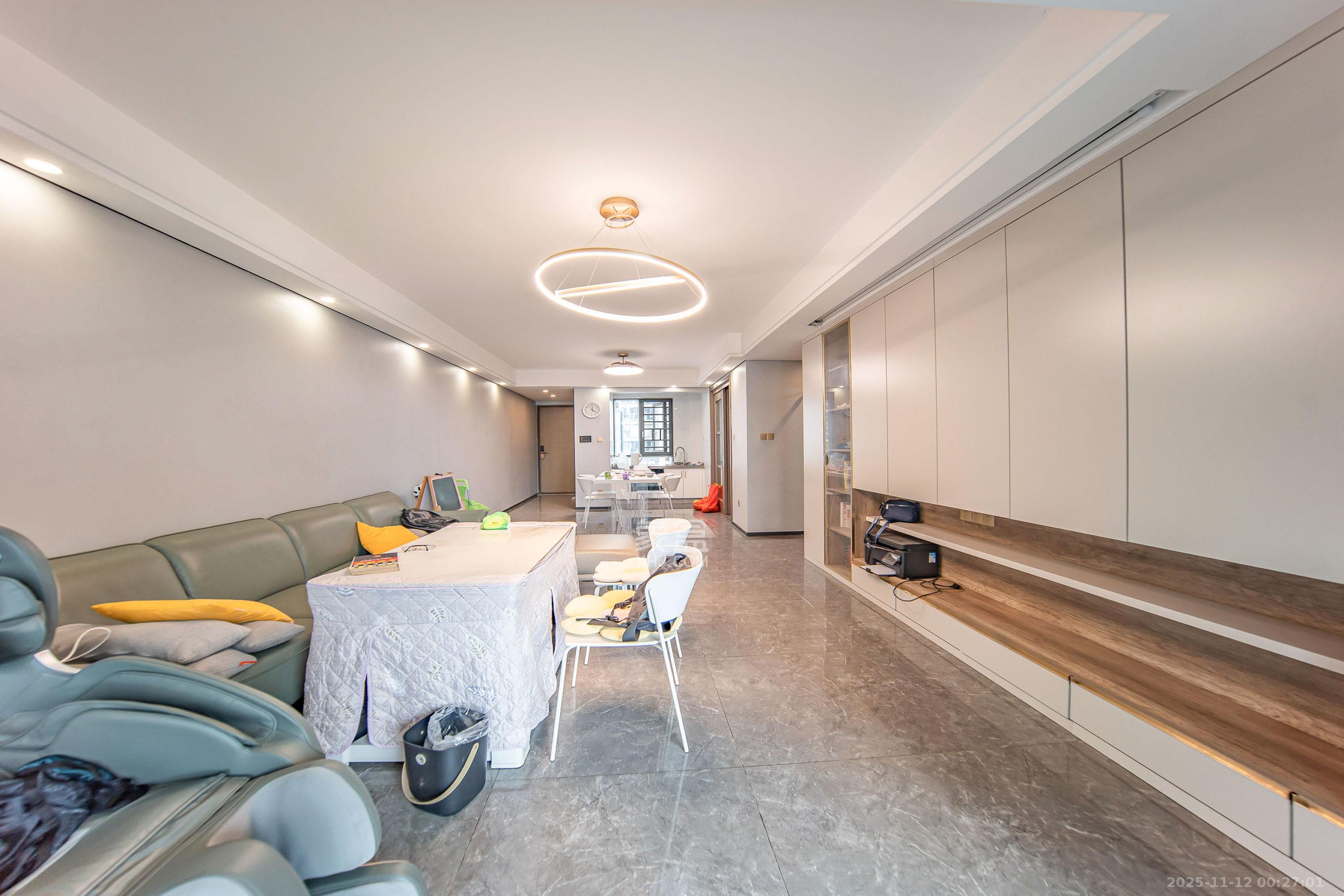 中海阅麓山一期 4室2厅2卫 220.0万 中海阅麓山一期 4室2厅2卫 220.0万客厅