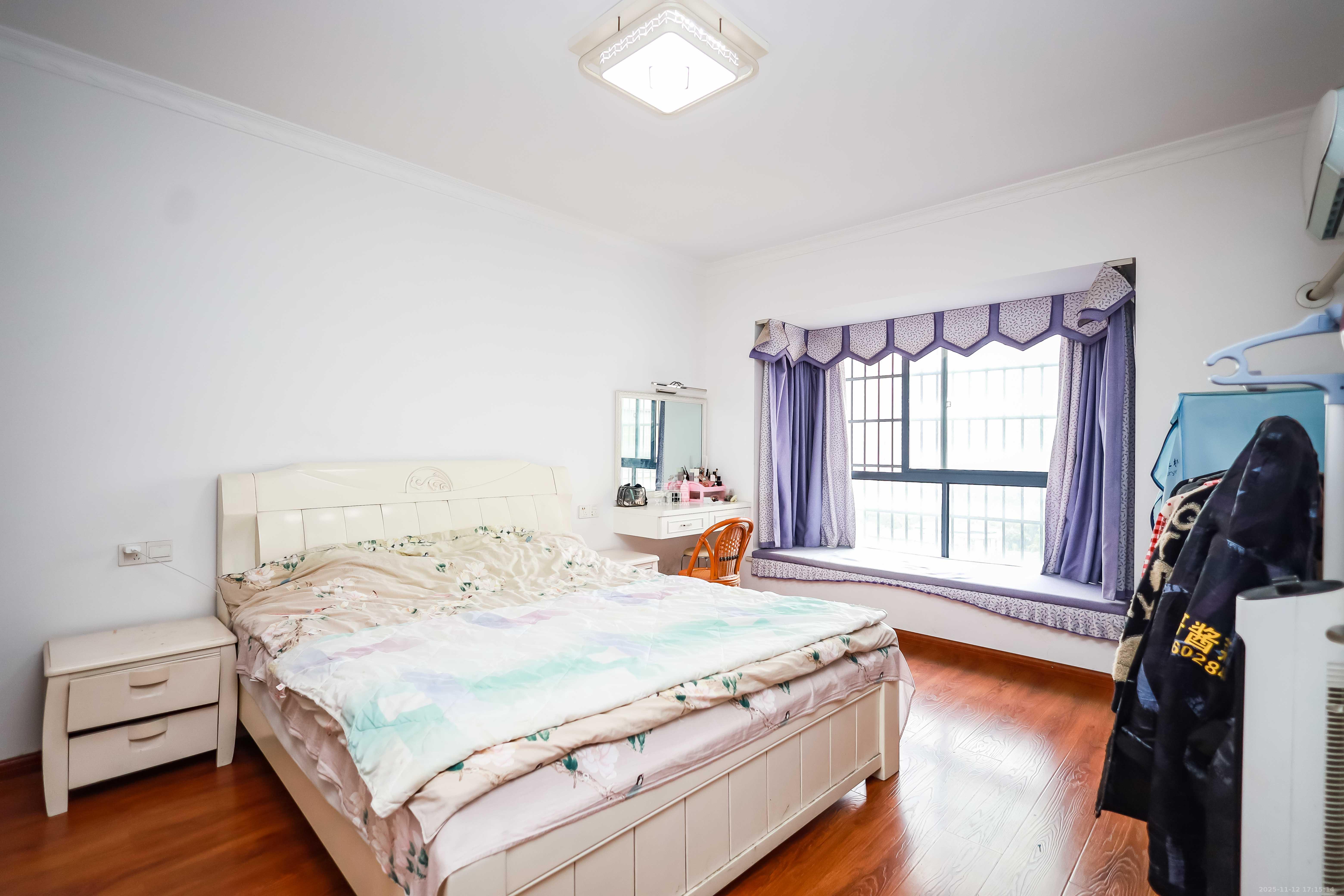 天麓尚层  4室2厅2卫    98.0万卧室