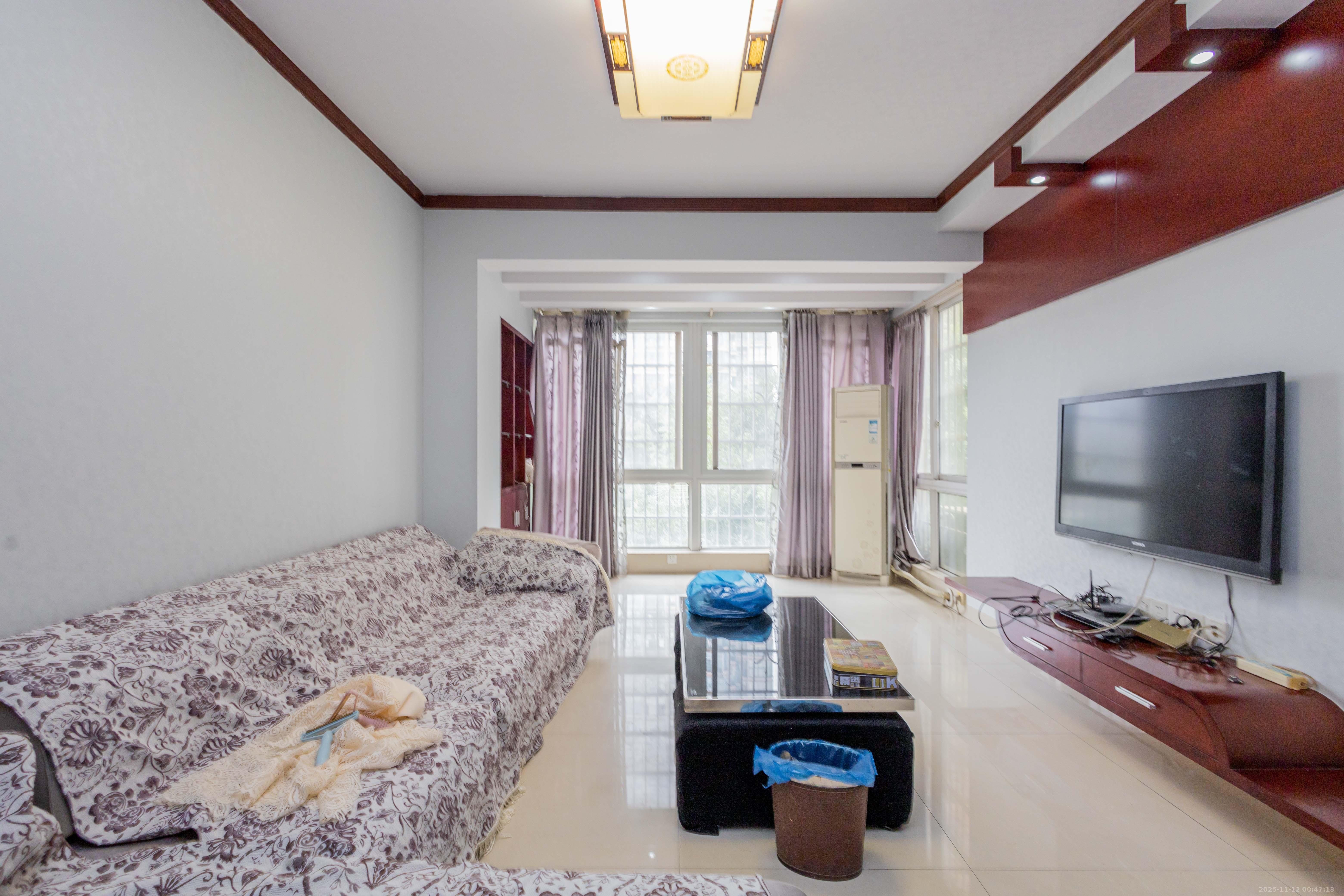 东门尚苑 3室2厅1卫 58.0万 东门尚苑 3室2厅1卫 58.0万客厅