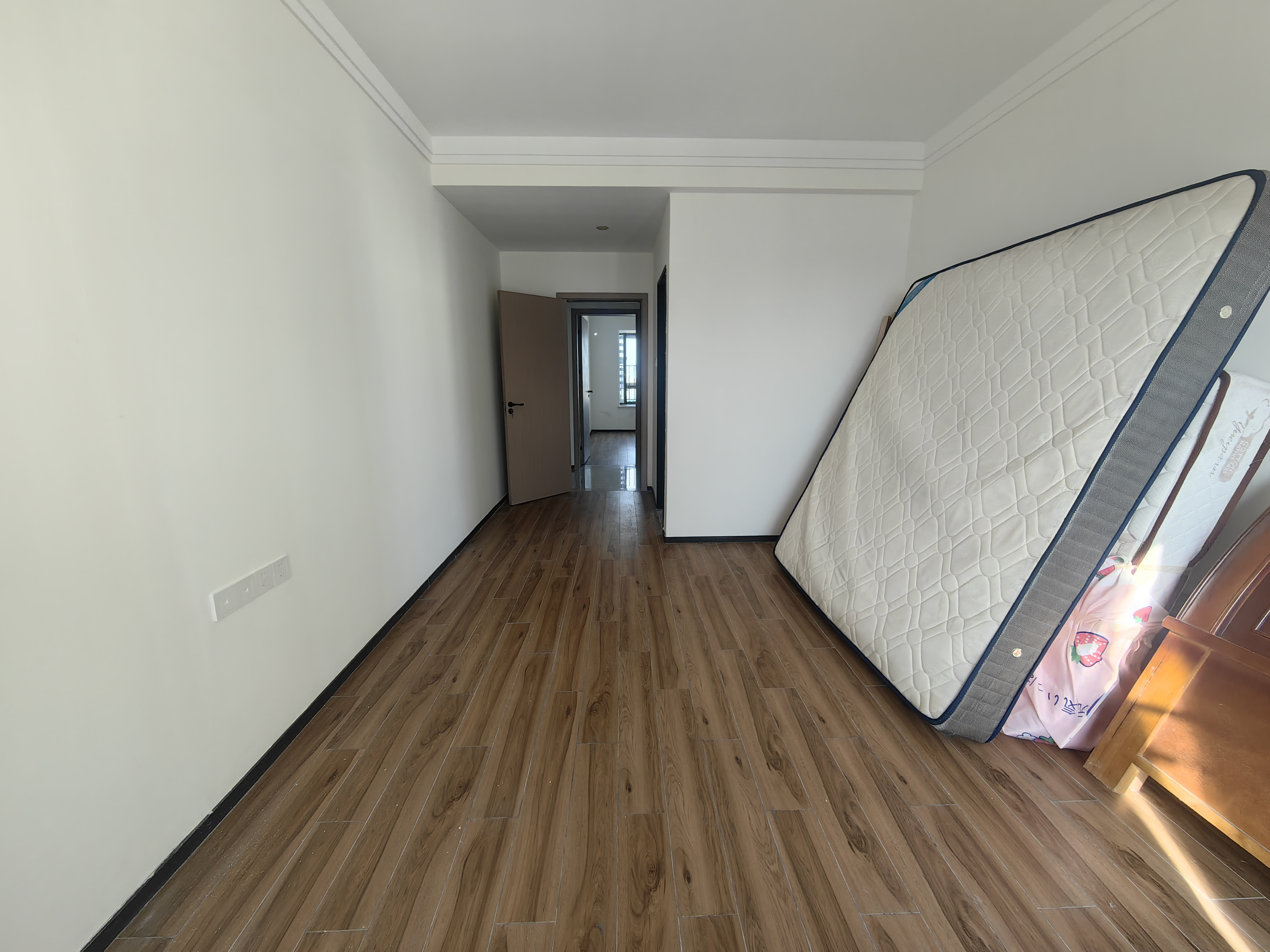 海府大院(海府路41号) 3室2厅2卫 3200.0元/月 海府大院(海府路41号) 3室2厅2卫 3200.0元/月室内图