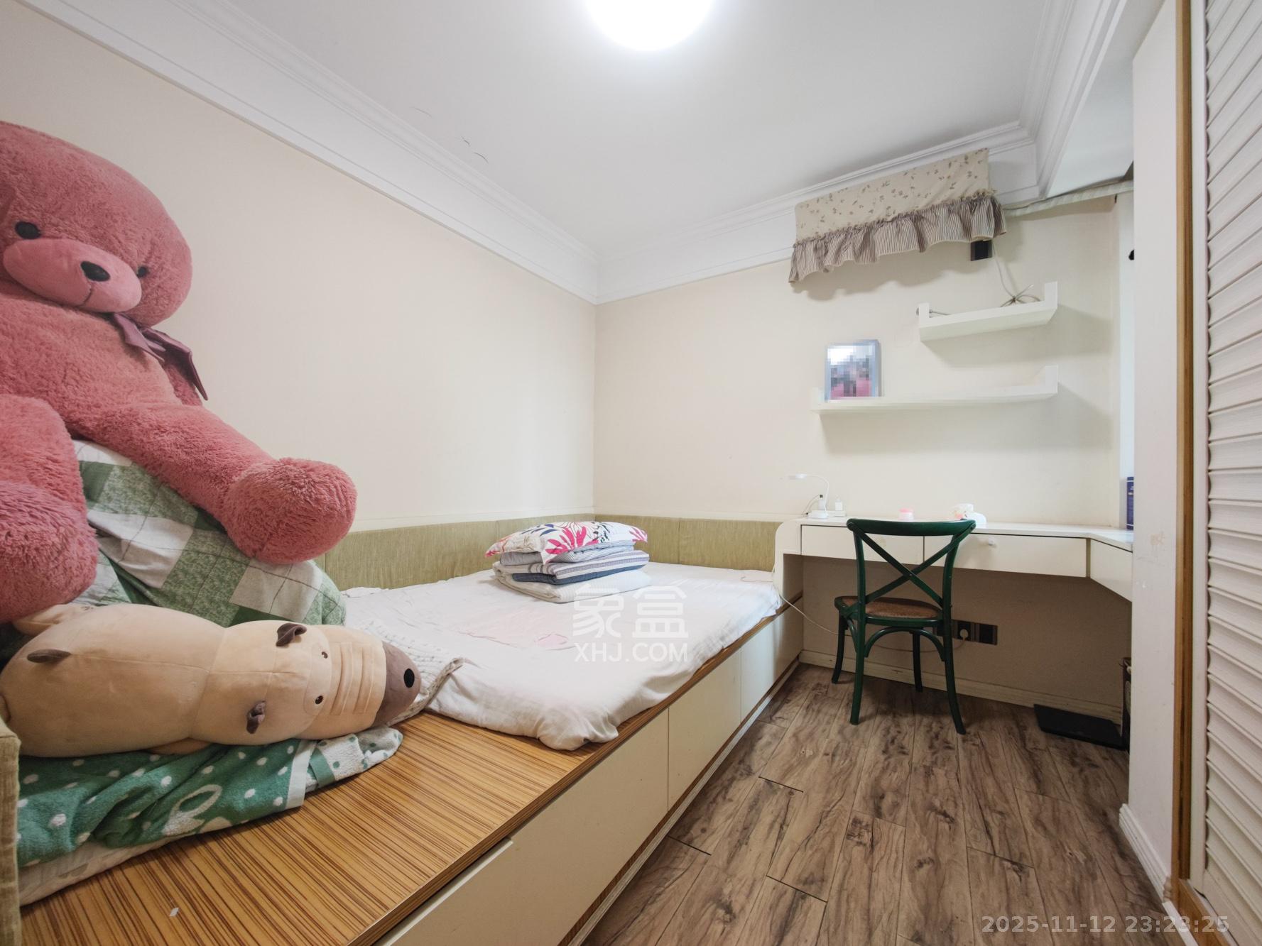 欧莱雅郡  3室2厅1卫    70.0万卧室