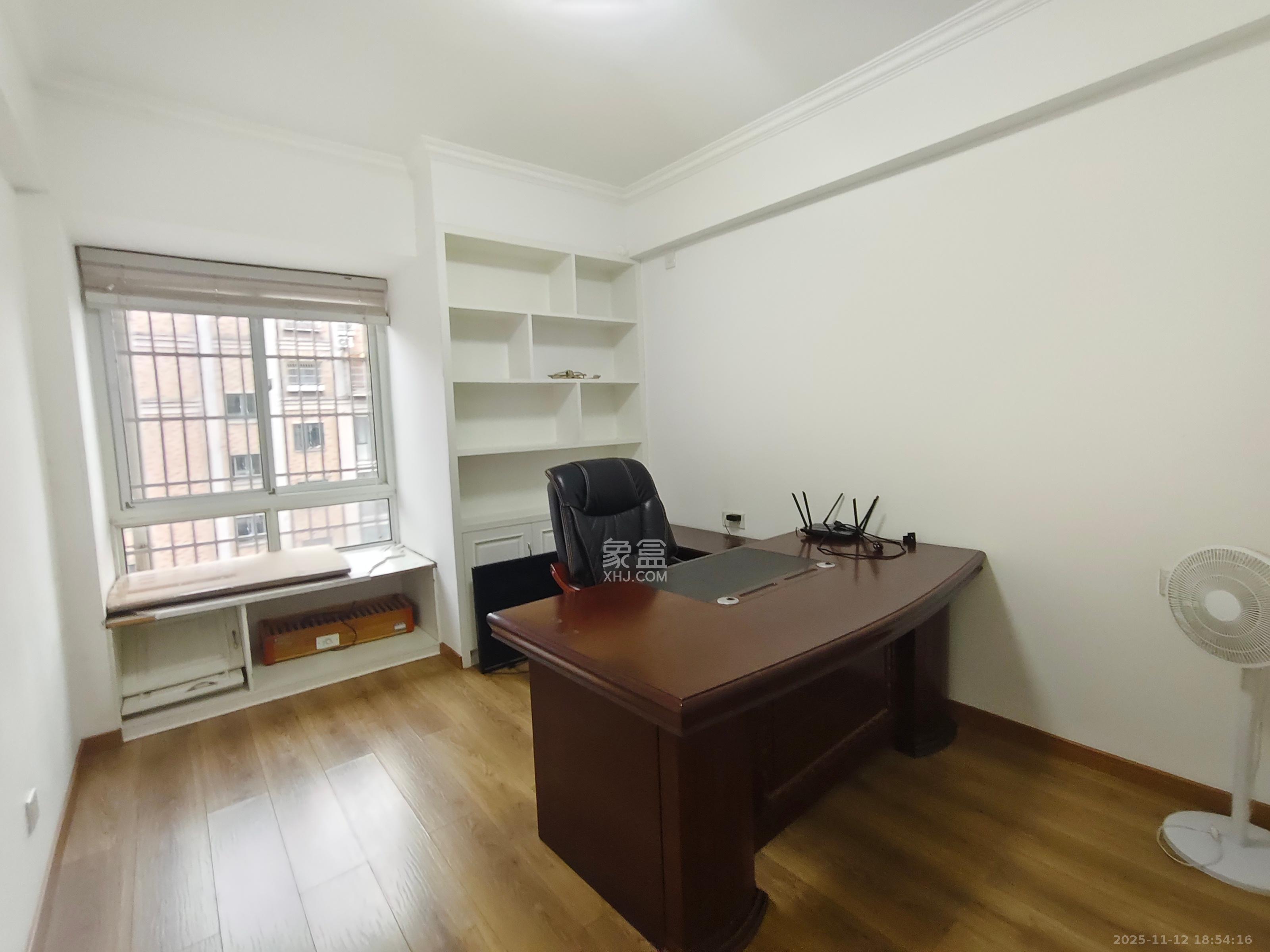 山水湾 3室2厅2卫 2300.0元/月 山水湾 3室2厅2卫 2300.0元/月室内图