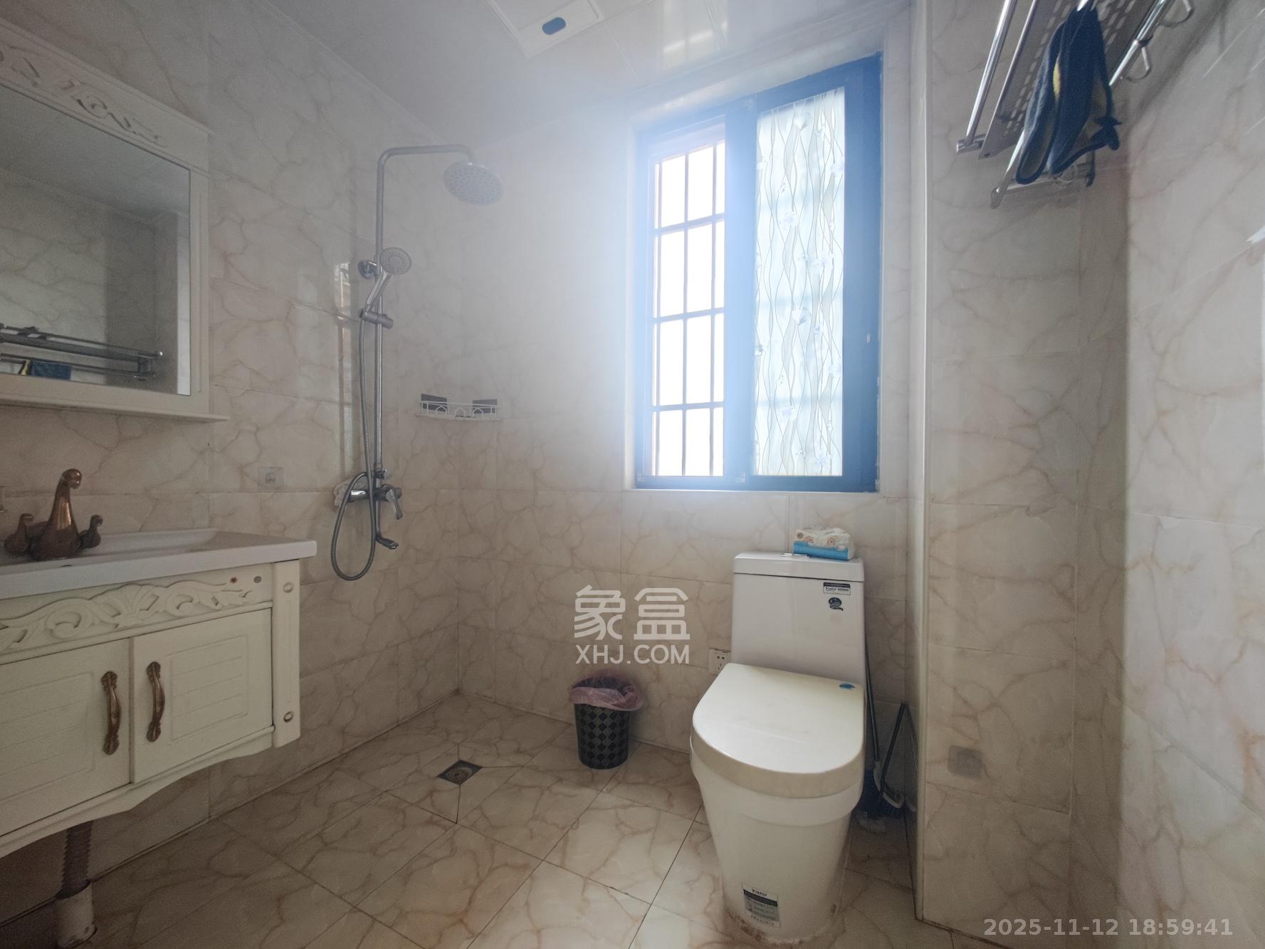 翡翠云天 1室1厅1卫 68.0万 翡翠云天 1室1厅1卫 68.0万卫生间