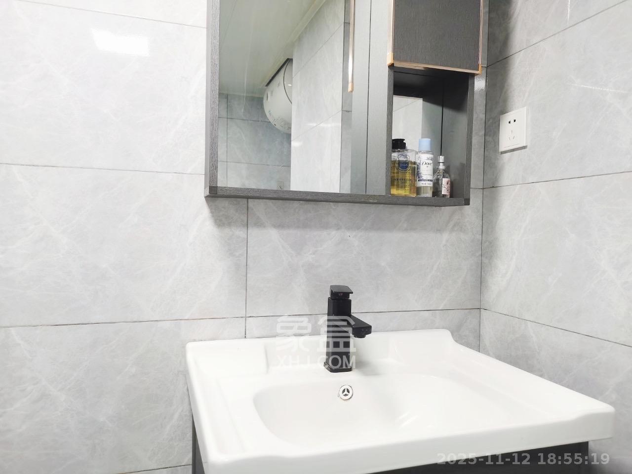 荣盛花语书苑 1室1厅1卫 2000.0元/月 荣盛花语书苑 1室1厅1卫 2000.0元/月室内图