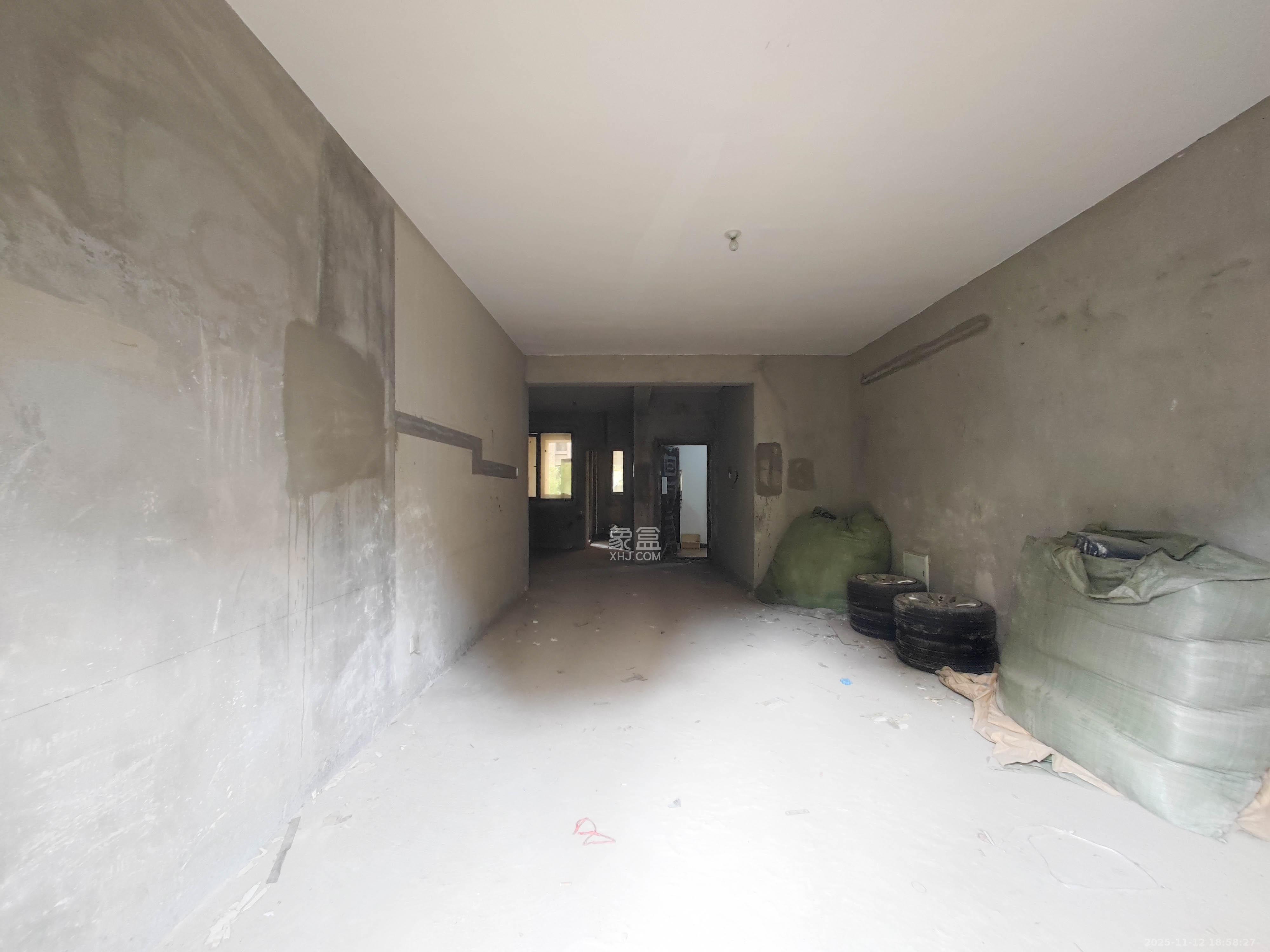 欧莱雅郡 4室2厅2卫 148.0万 欧莱雅郡 4室2厅2卫 148.0万客厅