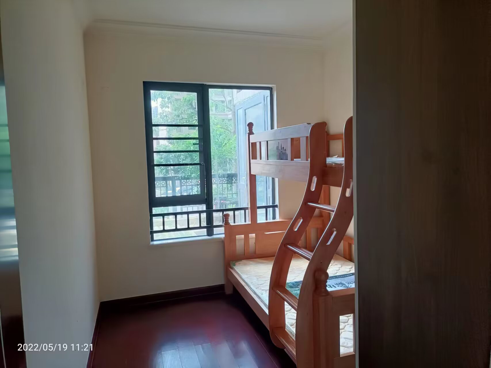 中海锦城  3室2厅2卫    195.0万客厅