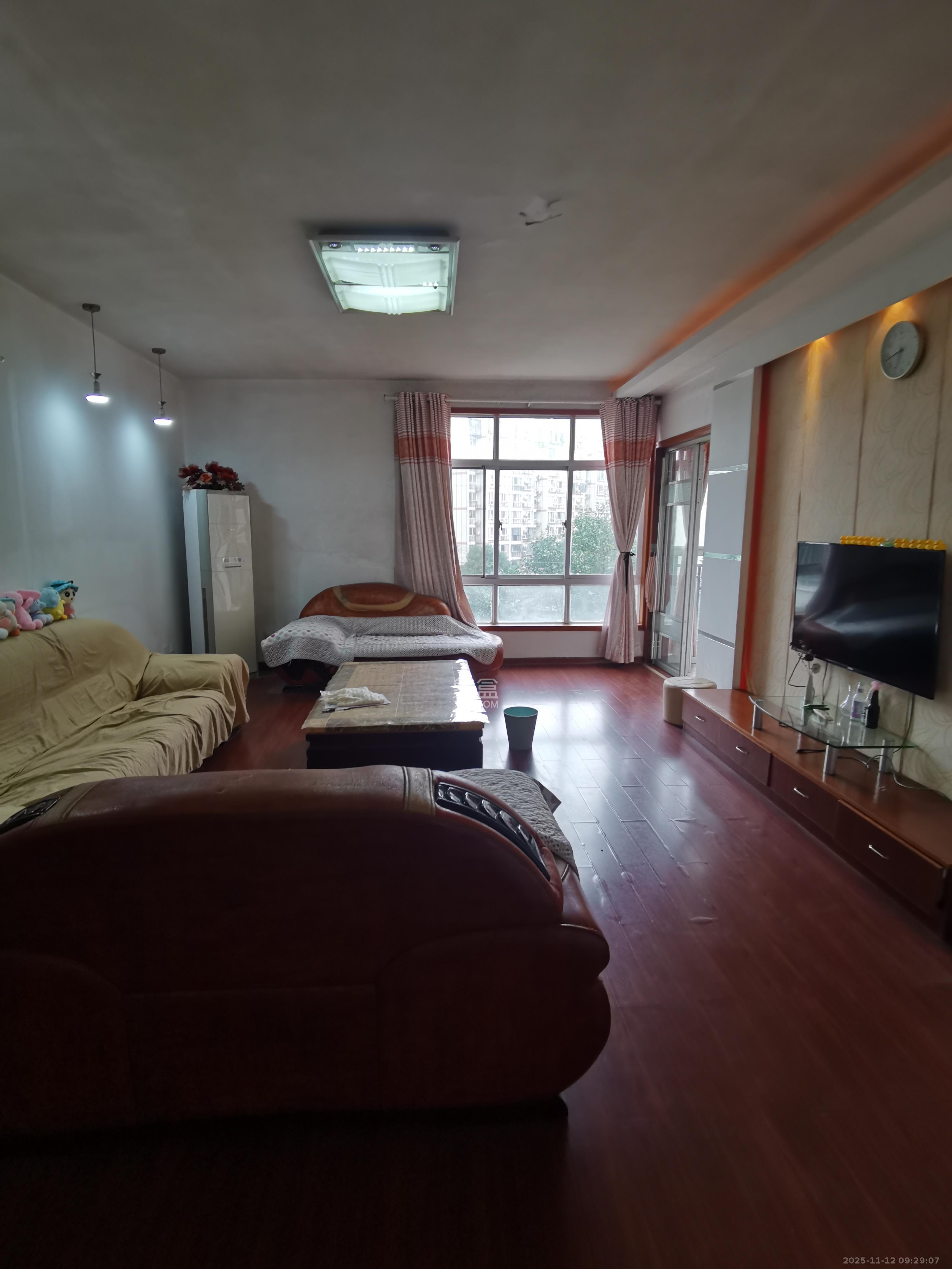 顺天黄金海岸  3室2厅2卫    2600.0元/月