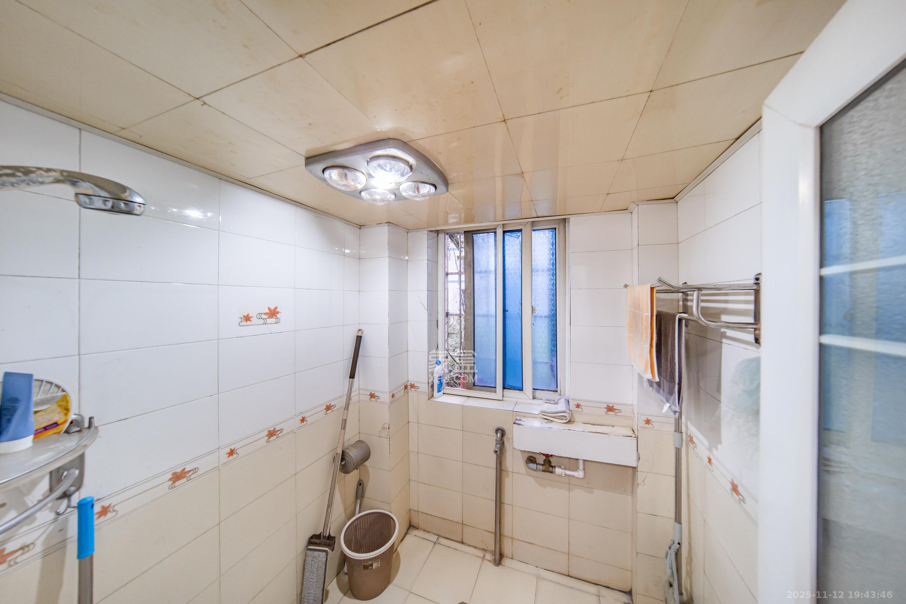 四方小区  2室2厅1卫    62.0万卫生间