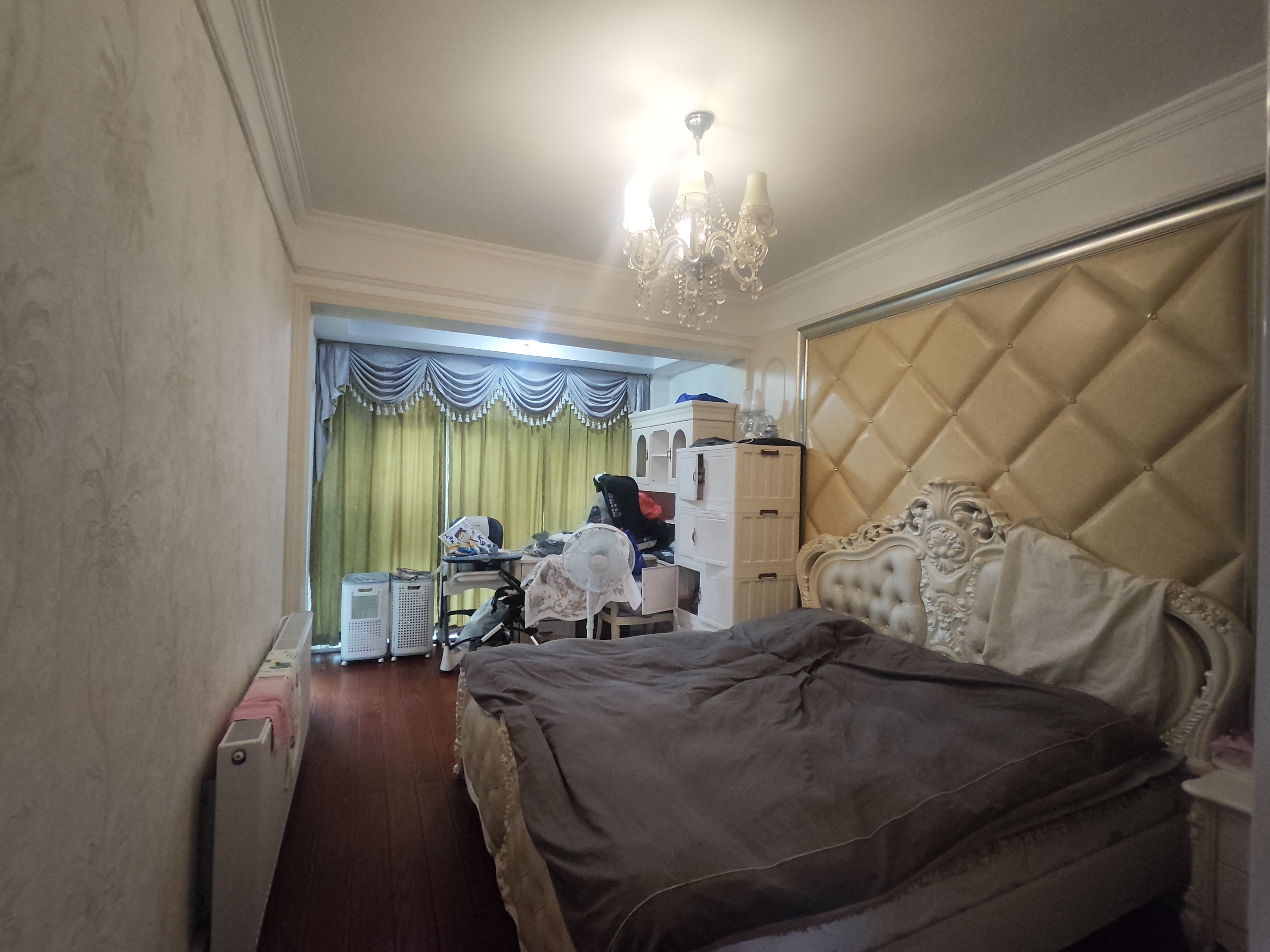 新公安局民警住宅小区  4室2厅2卫    88.0万客厅