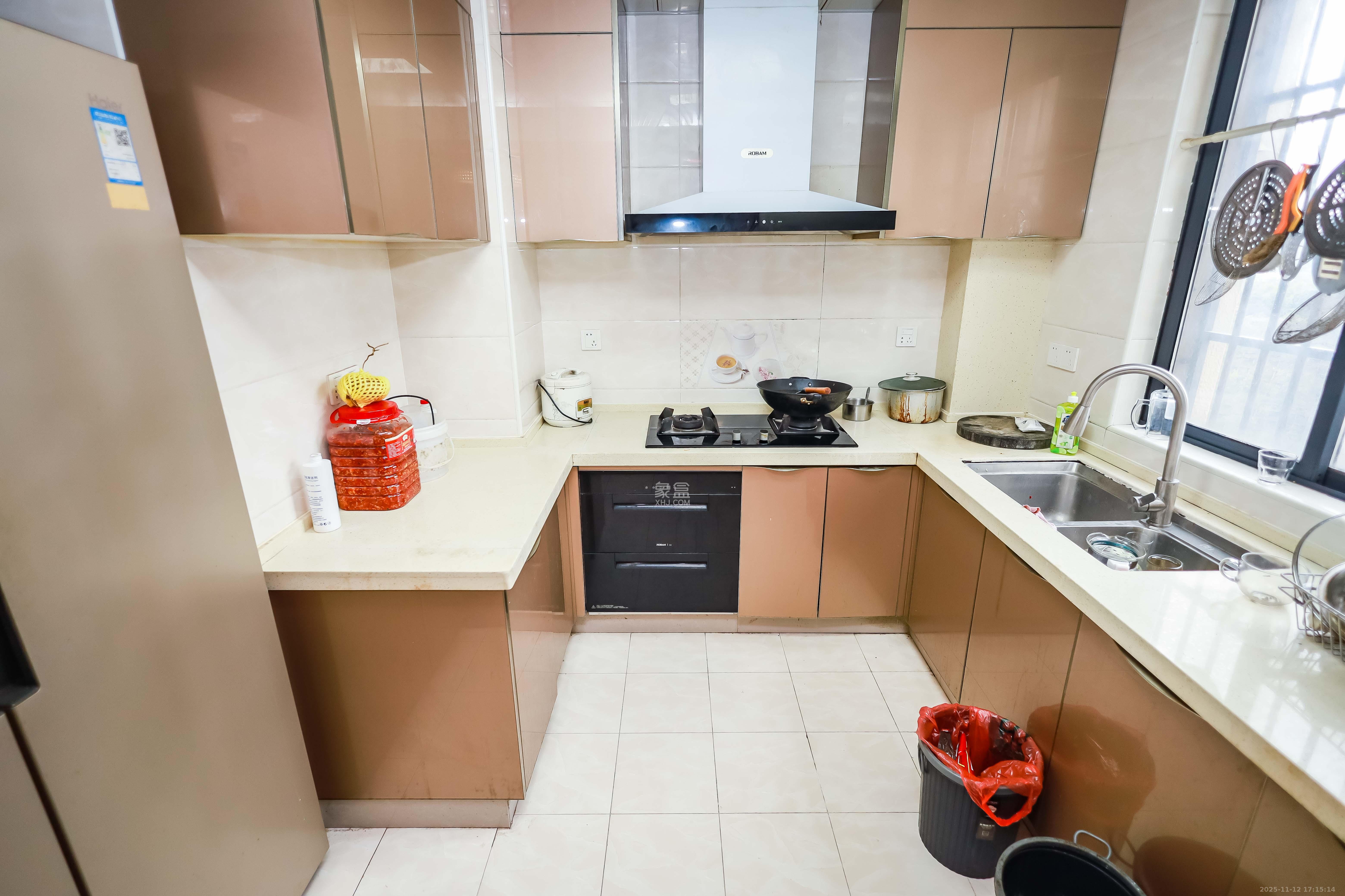 天麓尚层  4室2厅2卫    98.0万厨房