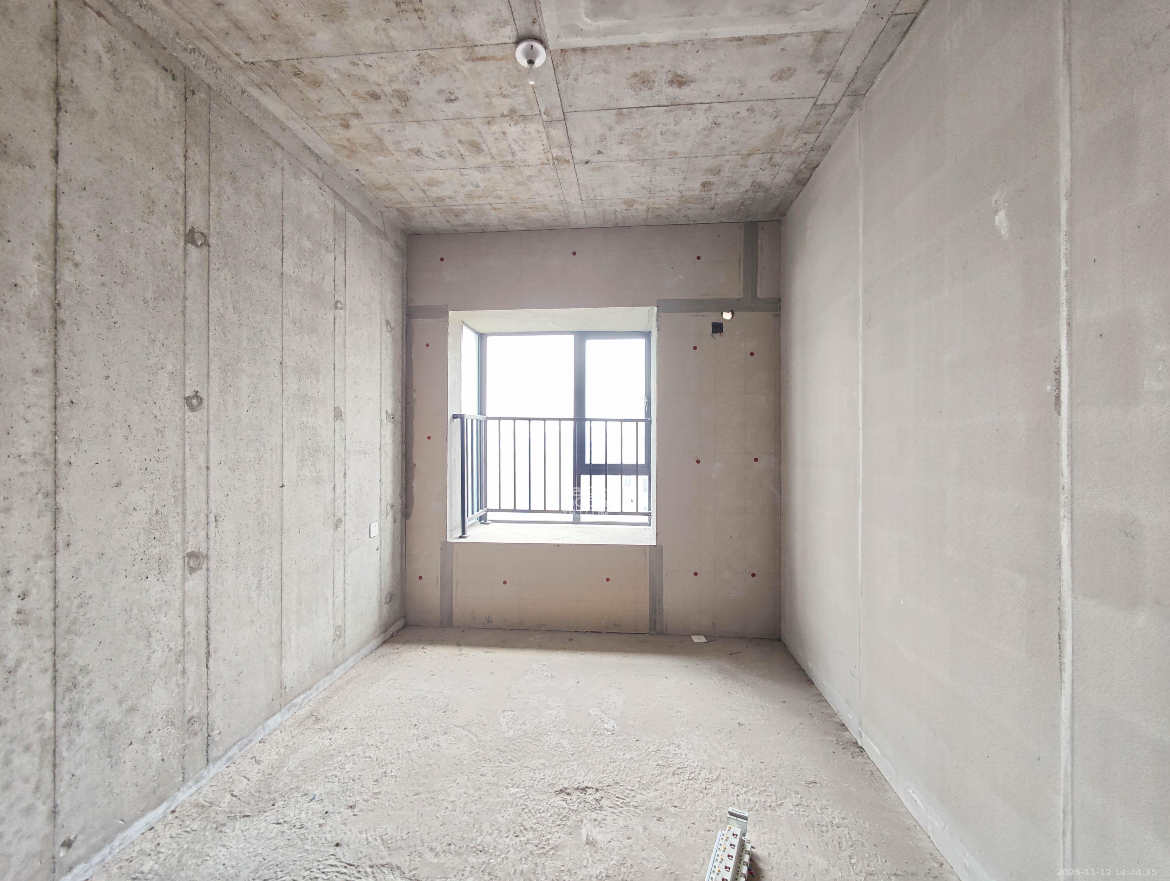 伊景园滨河苑  3室2厅2卫    75.0万卧室