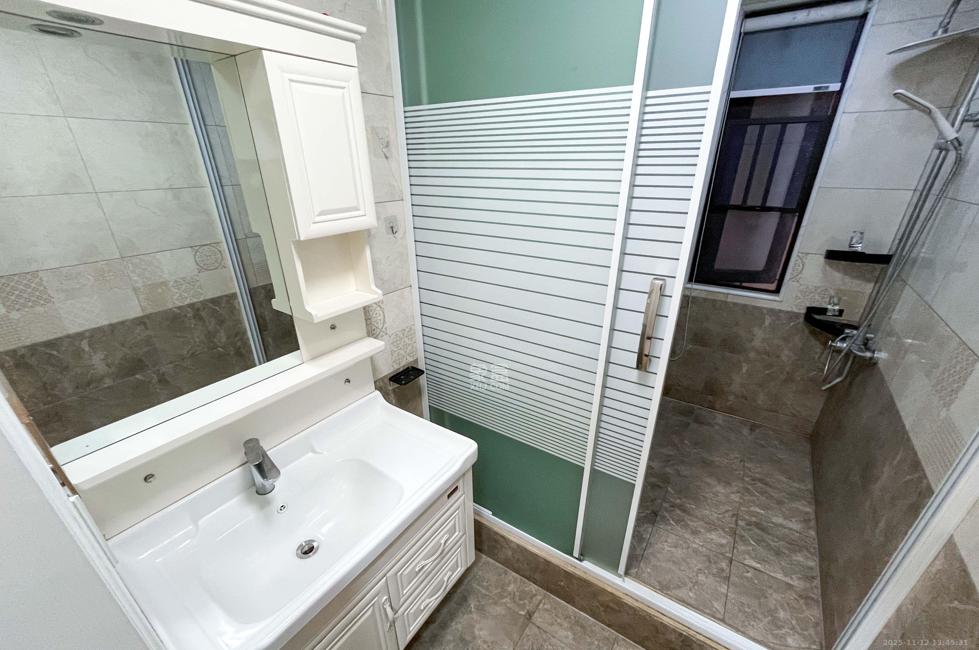 卓越浅水湾  3室2厅2卫    140.0万卫生间