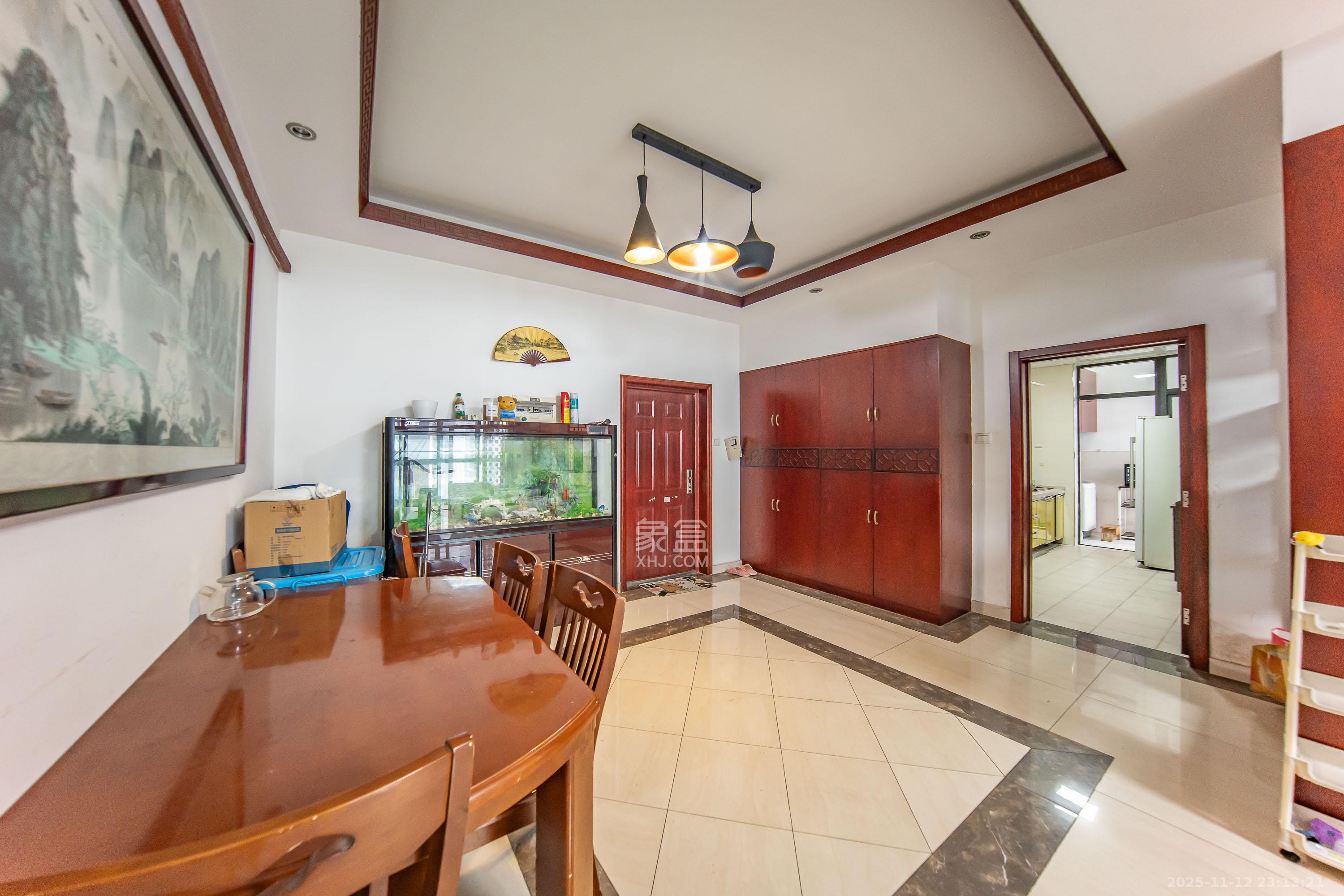 阳光100三期 3室3厅2卫 118.0万 阳光100三期 3室3厅2卫 118.0万客厅