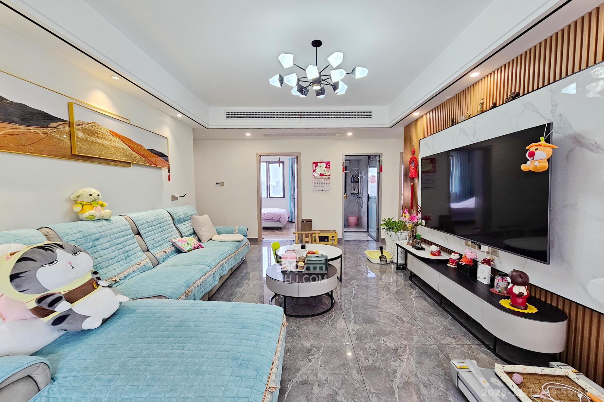 长房东旭国际  3室2厅2卫    150.0万客厅