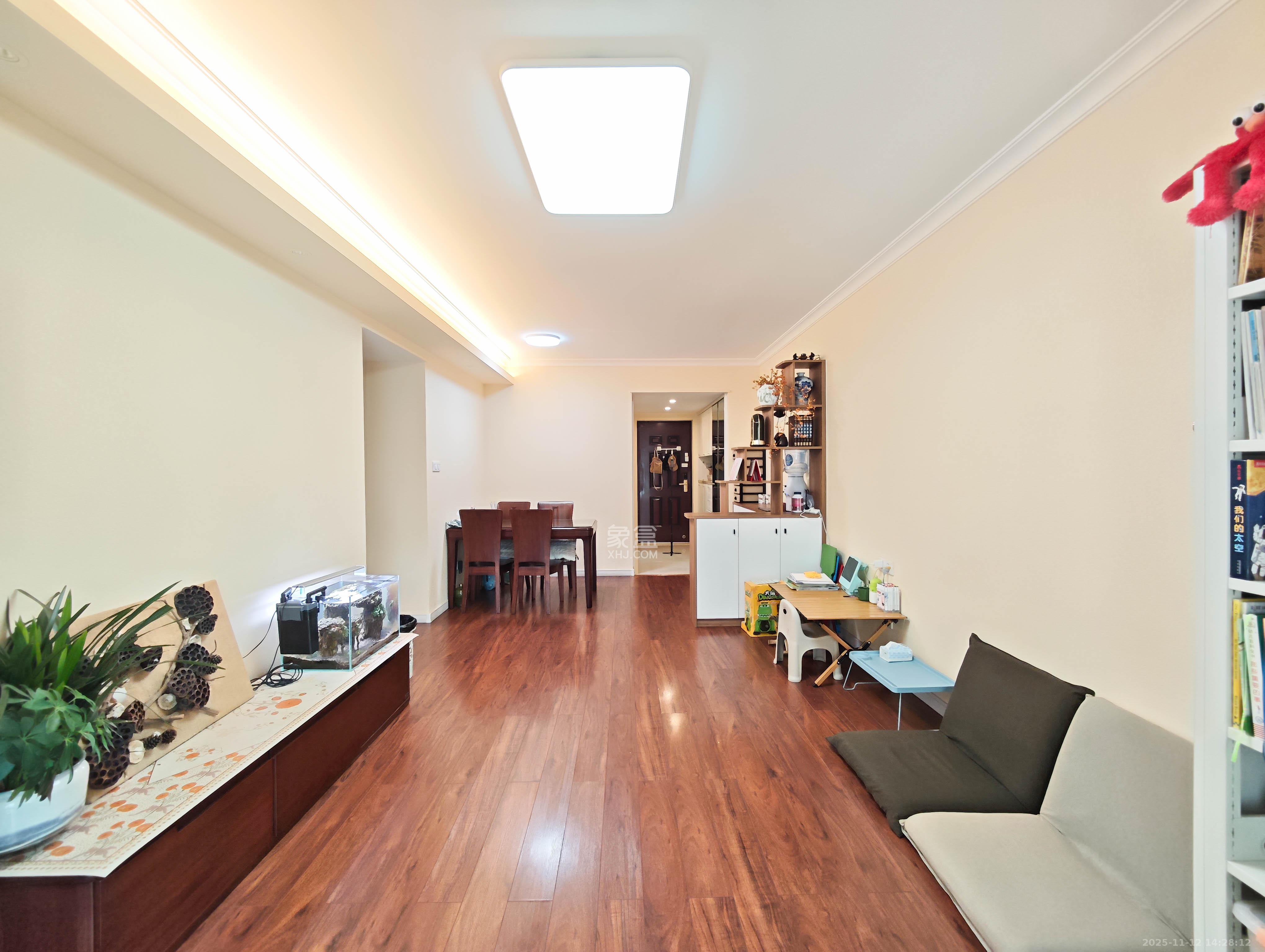 万科魅力之城  3室2厅2卫    95.0万客厅