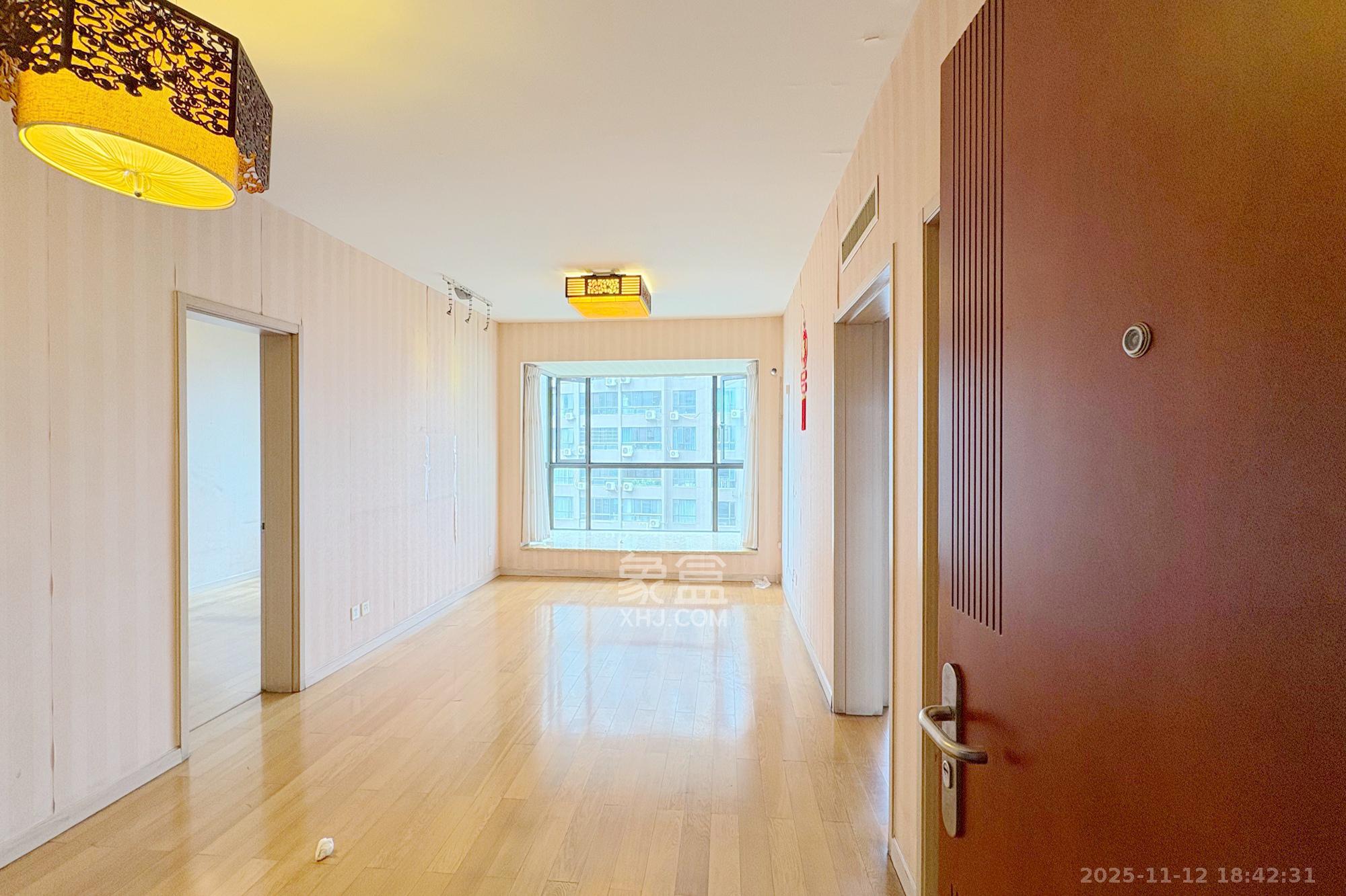 盛世美居荷园  2室2厅2卫    110.0万客厅