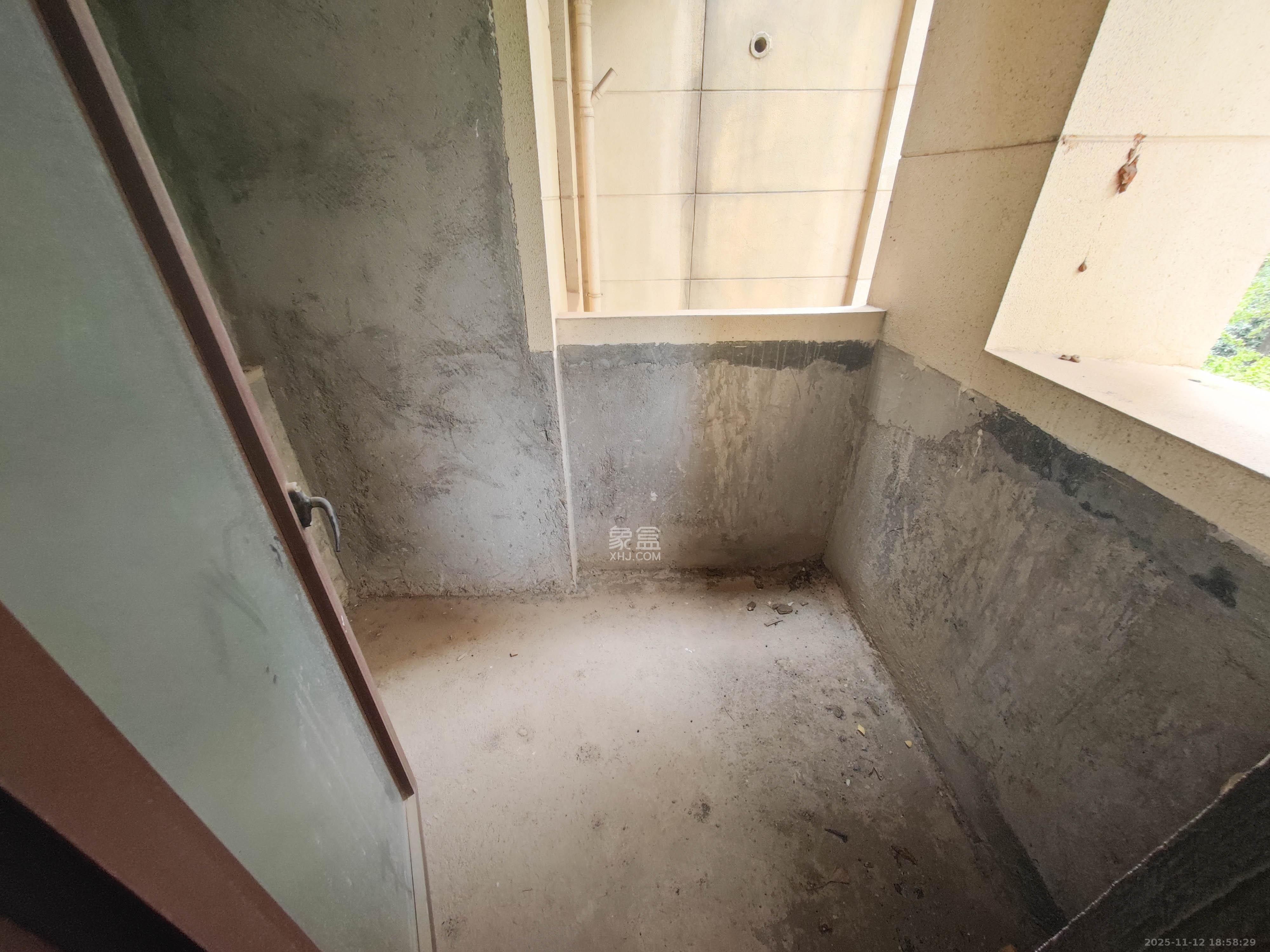 欧莱雅郡  4室2厅2卫    148.0万阳台