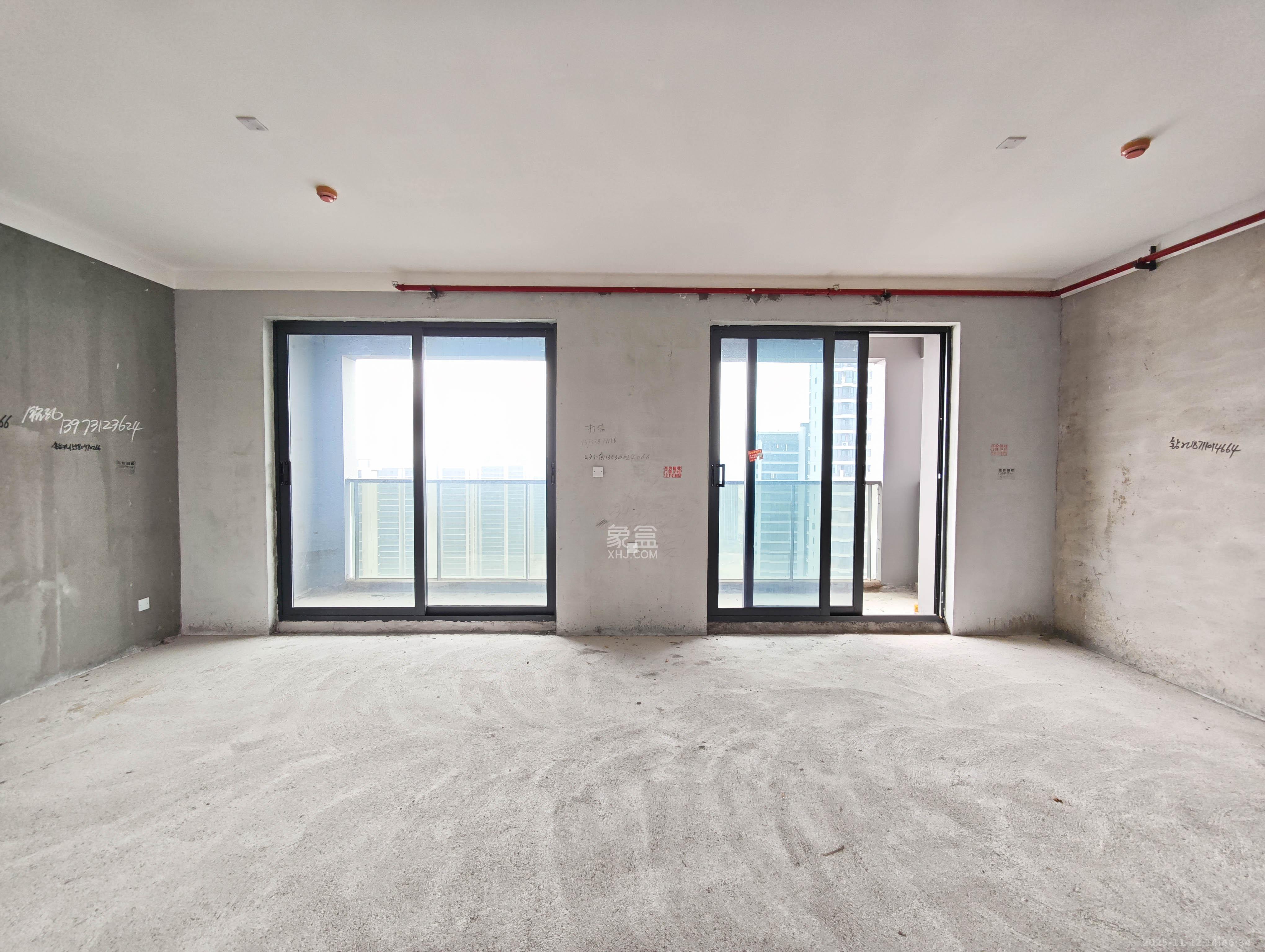 融创会展上东区 5室2厅3卫 180.0万 融创会展上东区 5室2厅3卫 180.0万客厅